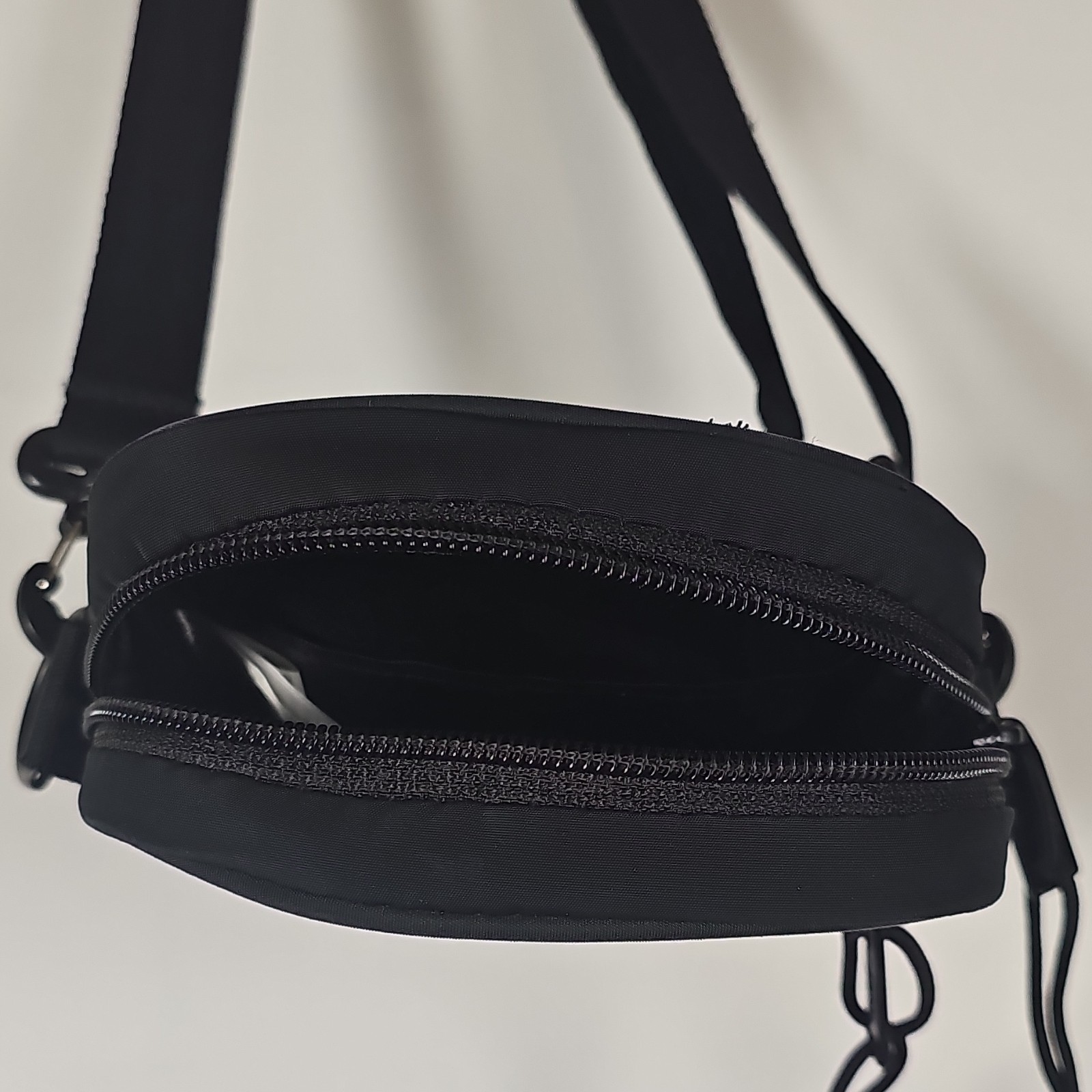 Adidas Black Small Crossbody Bag Zip Closure Outer Pockets Adjustable Strap
