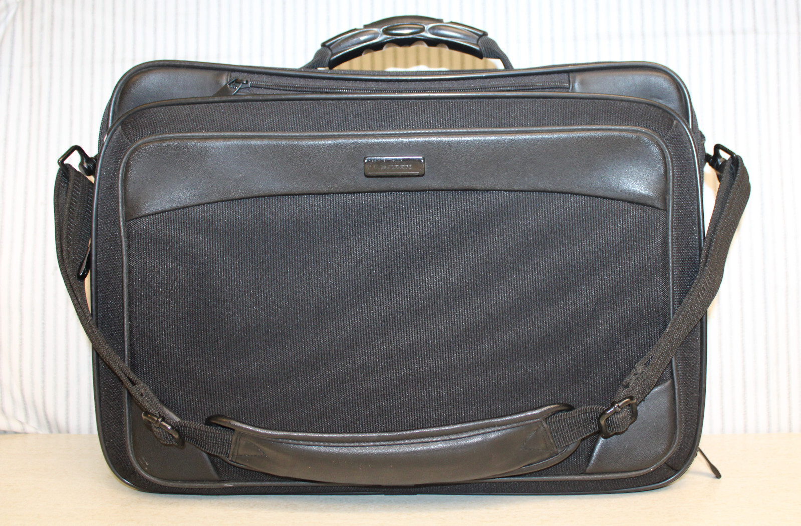 Mr. Junko® 18″ Black Faux Leather & Canvas Messenger Bag Laptop Case