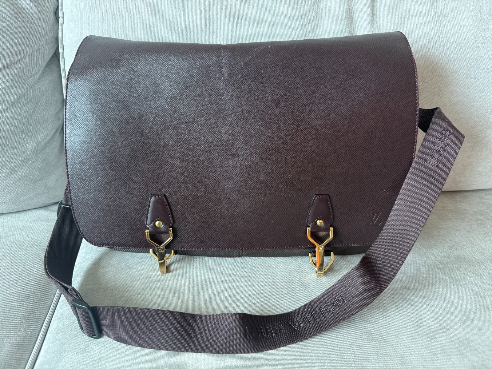 Louis Vuitton Dersou Messenger Bag Bordeaux Taiga Leather Men’s Crossbody