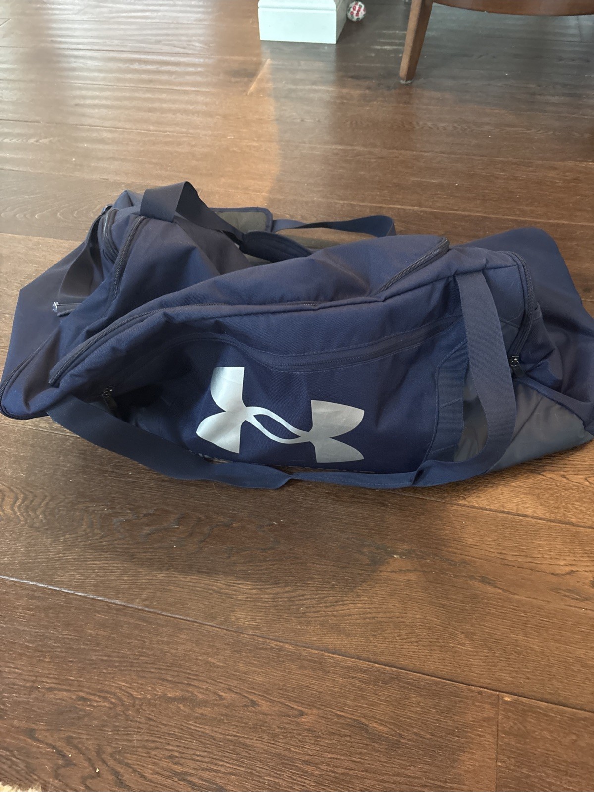 Under Armour Navy Duffel Bag Extra Large with Shoulder Strap Excellent Condition