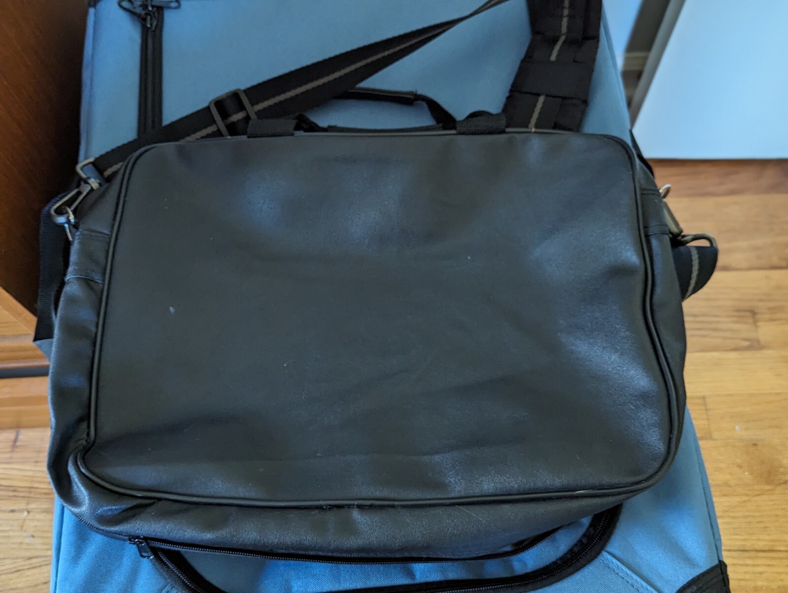 Briefcase Soft Black Leather with Shoulder Strap, zipper/Excellent Condition