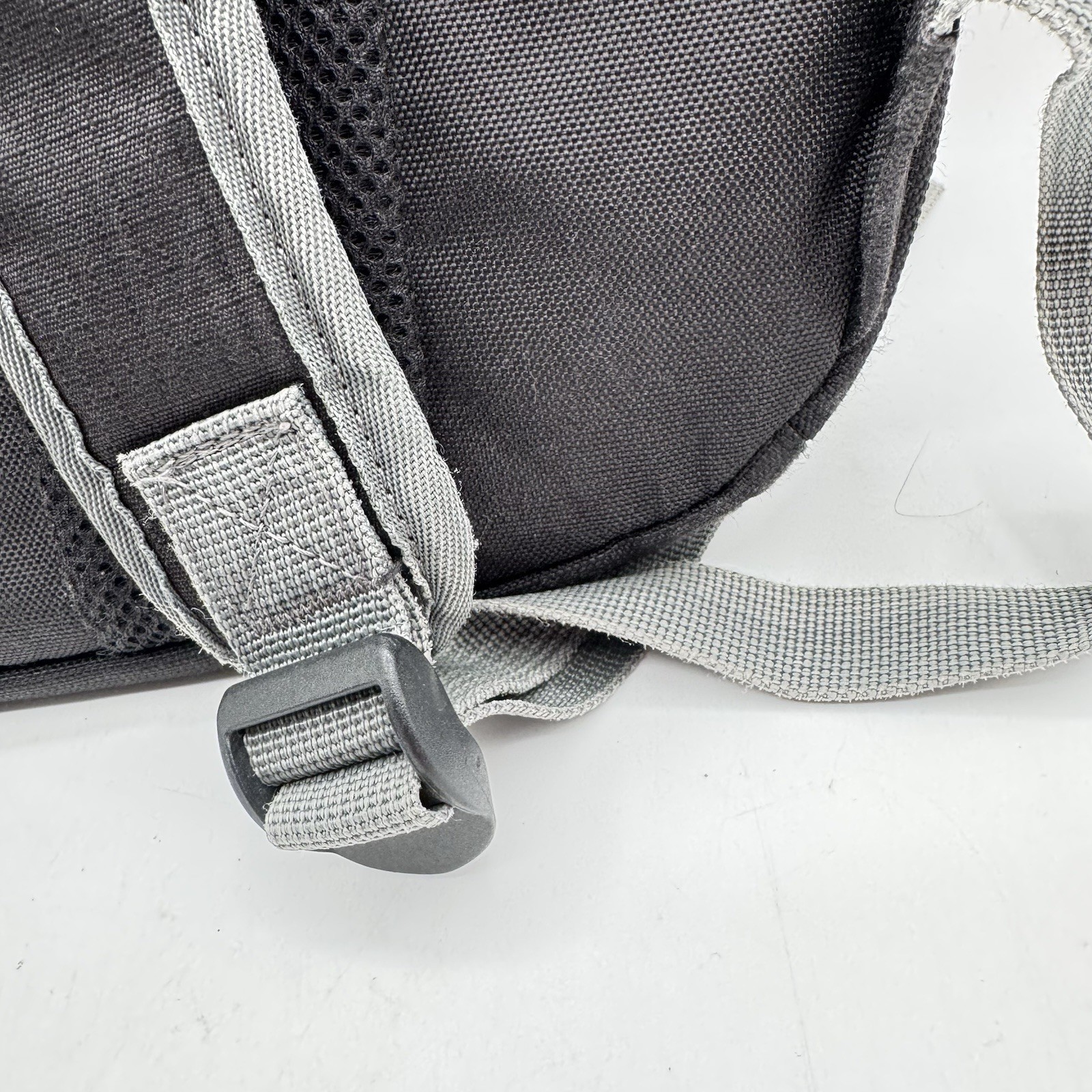 Oakley 5-Speed Backpack Grigio Scuro Medium Sized # 92792 Black