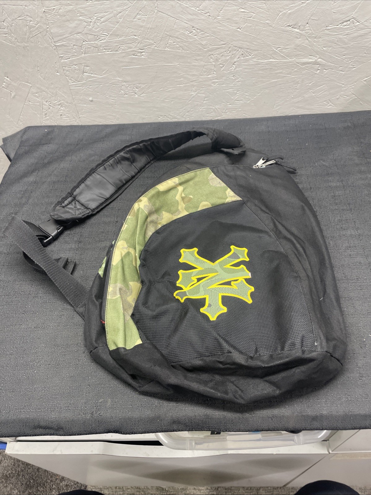 Zoo York ZY Sling Bag Backpack Black Camo Logo Zipper Daypack NY Skate