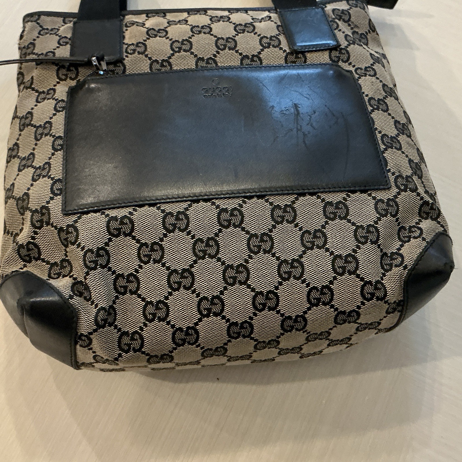 Gucci Beige Black GG Monogram Medium Zip Tote – Scuff on leather