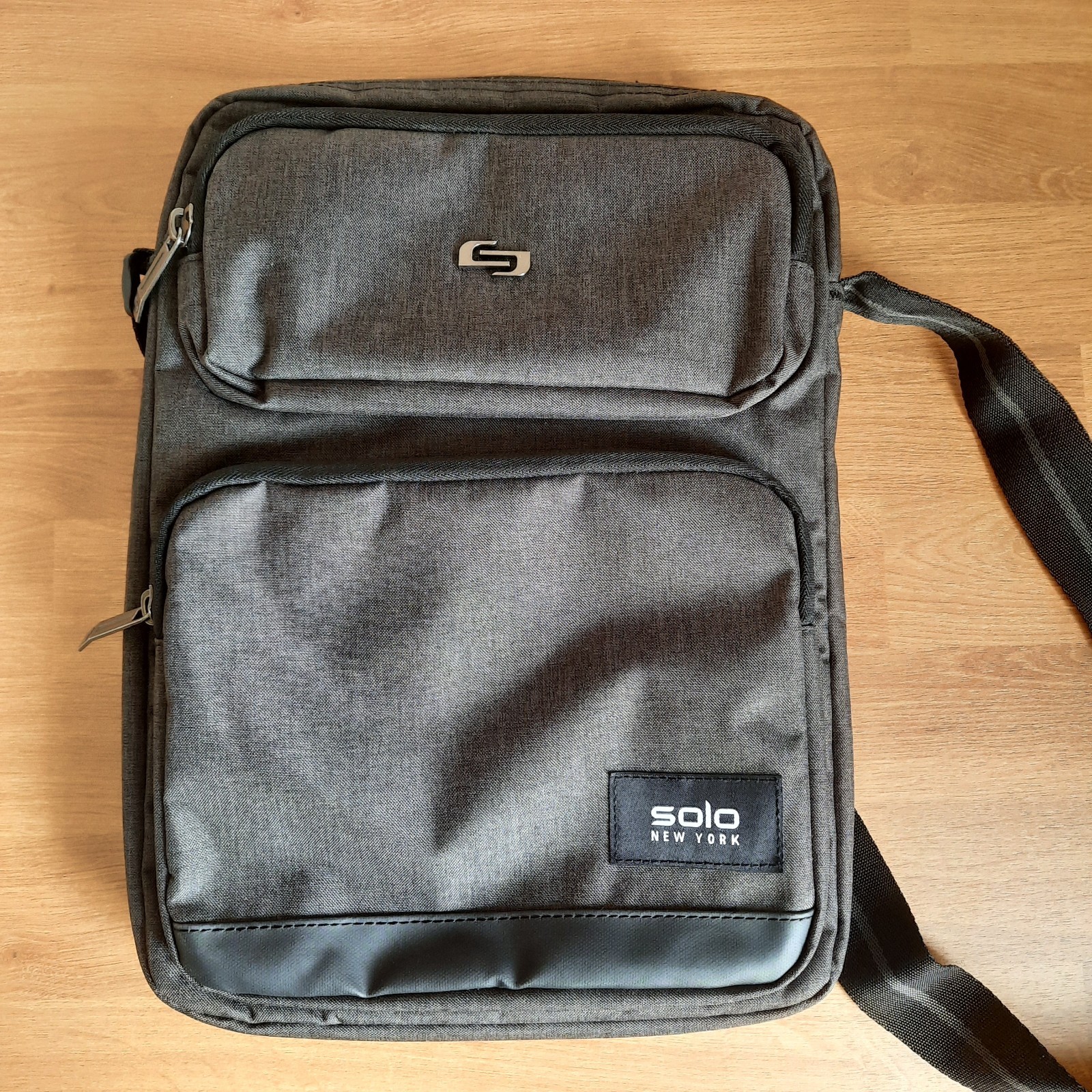 NWT Solo New York Ludlow Universal Tablet Sling Bag Adjustable Shoulder Strap
