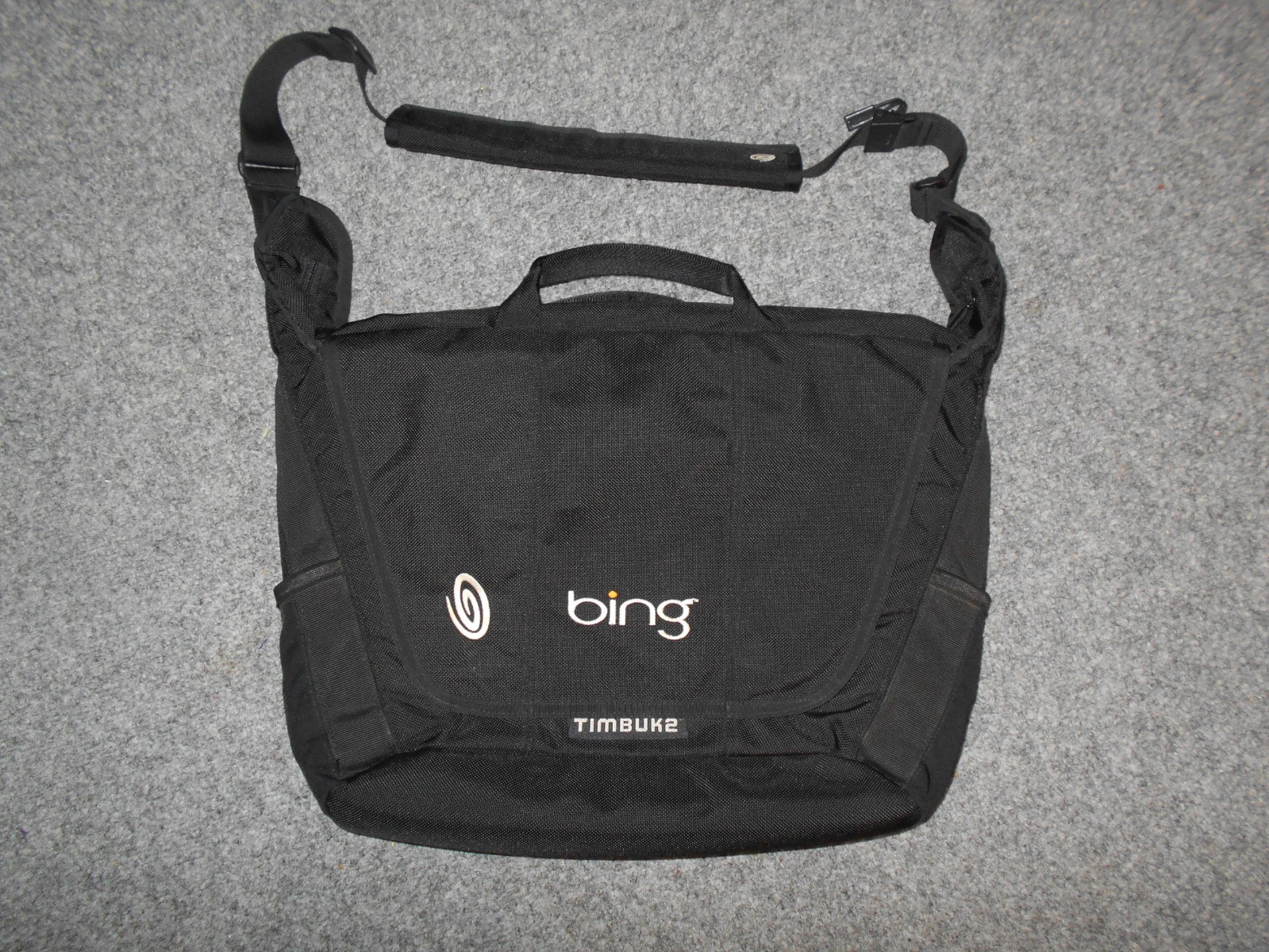 TIMBUK2 BING PROMO SIGNAGE 19X12 RUGGED SHELL MENS BLACK MESSENGER BAG