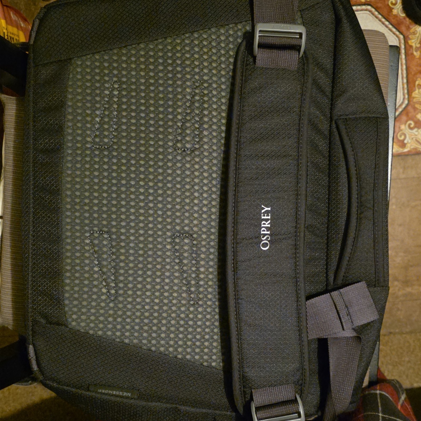 Osprey Daylite Messenger Bag Medium Black/Gray Zip Adjustable Strap Padded