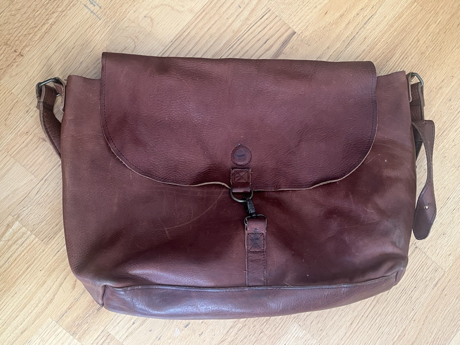 Duluth Trading Co. Saddle Brown Leather Messenger Bag Roomy