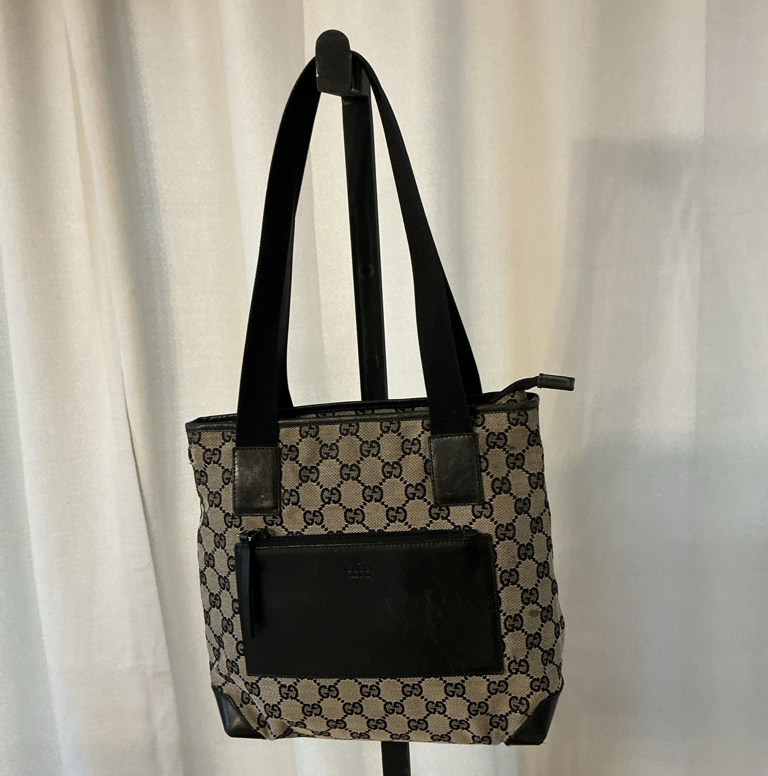 Gucci Beige Black GG Monogram Medium Zip Tote – Scuff on leather