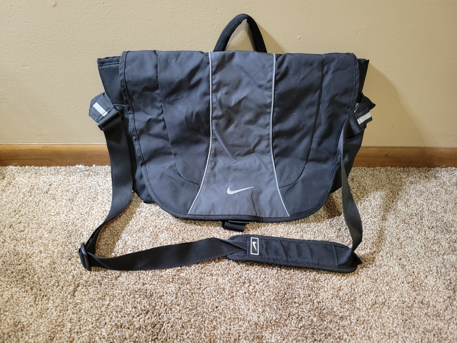 Nike Black Gray Messenger Bag Buckle Zip Shoulder Strap Adjustable Pockets Men