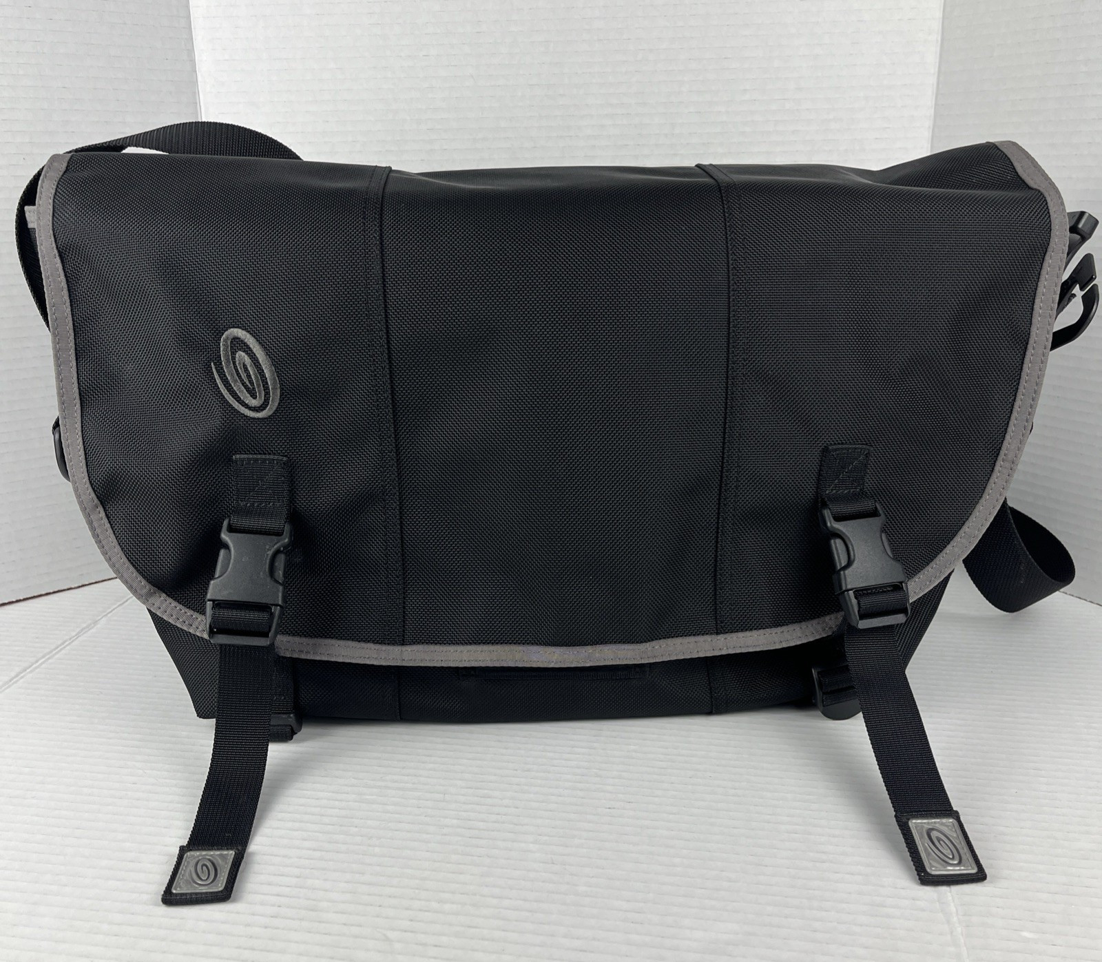Timbuk2 Med. Messenger Crossbody Laptop Computer Commuter Bag Black EDC Webbing