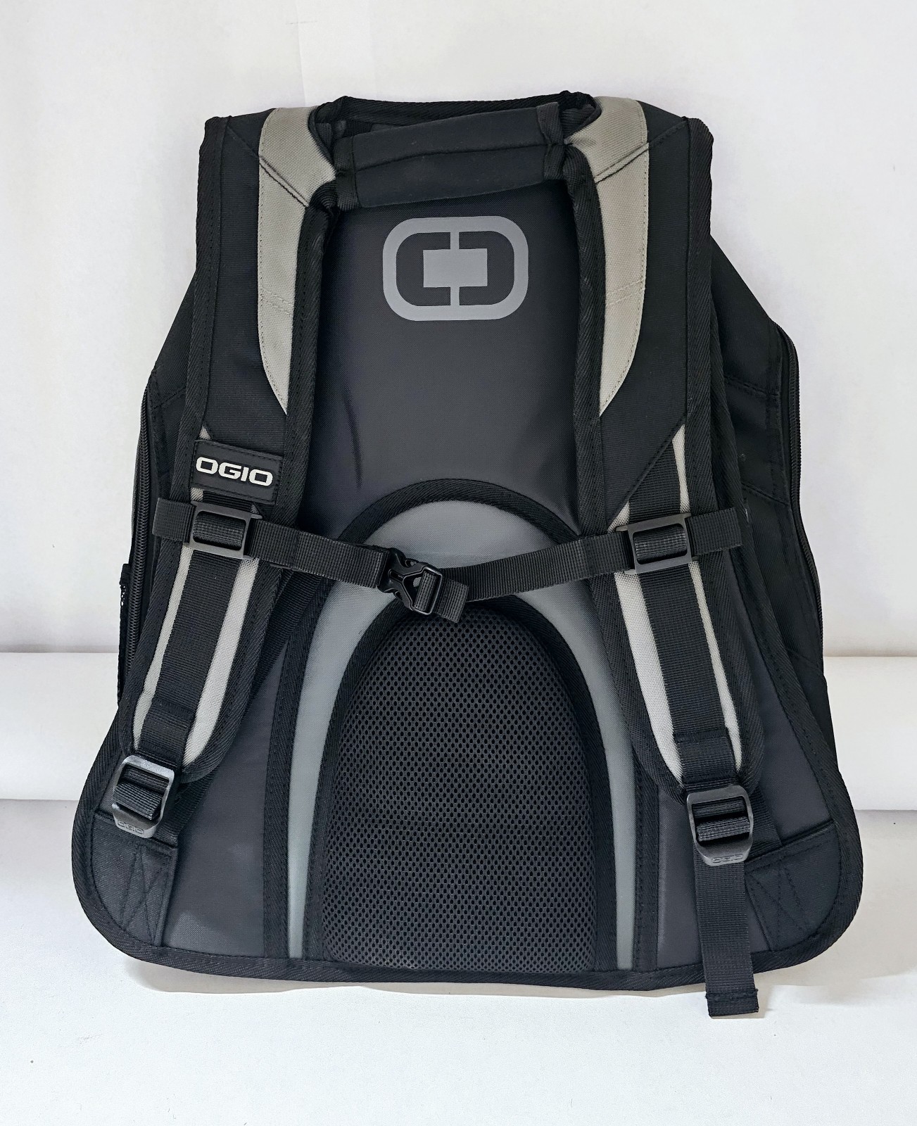 ***Ogio +40231-3 Fortune Builders Mastery (Full Size) Black/Grey Backpack***