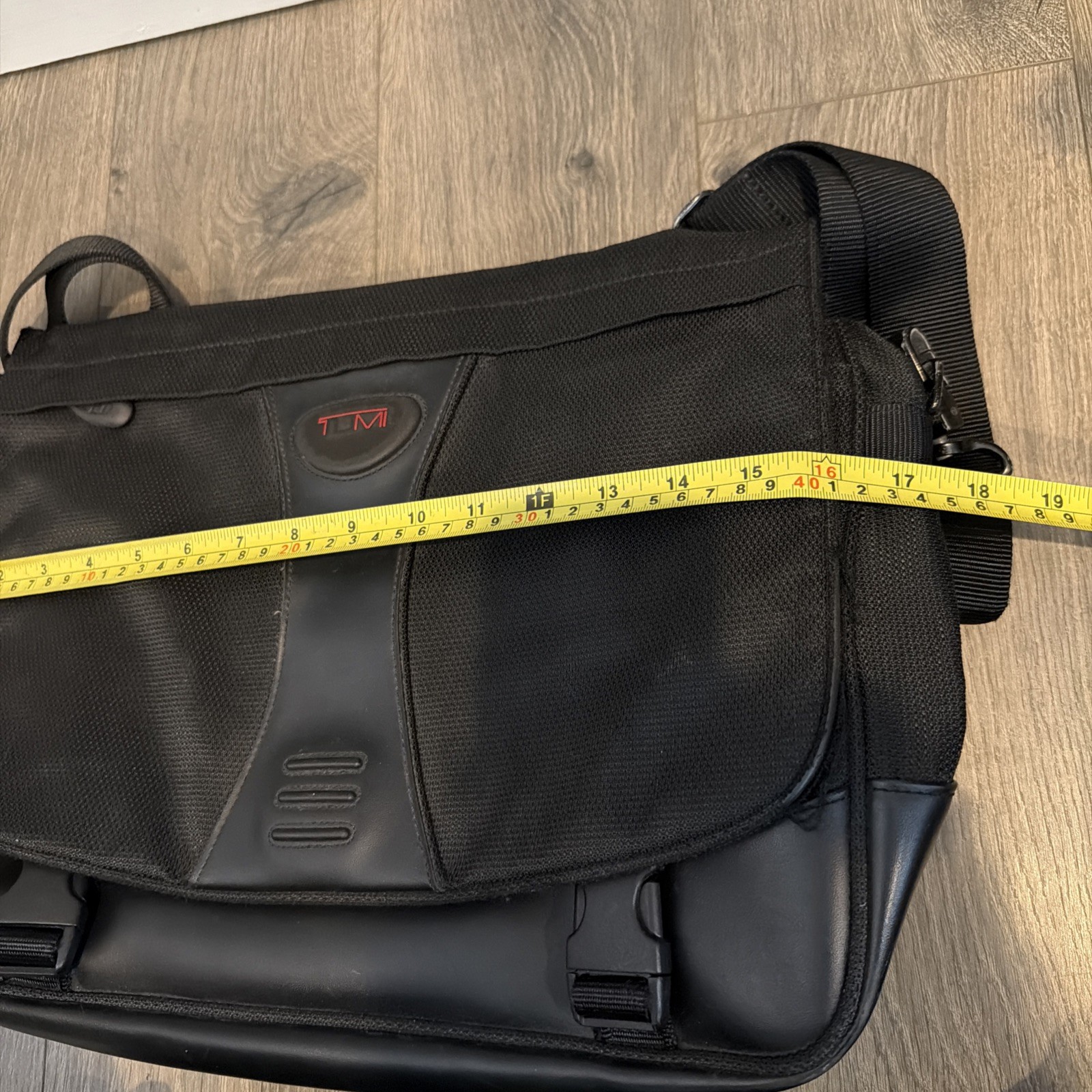 Tumi T2 Tech Bag Black Ballistic Expandable Messenger Laptop Bag Satchel Travel