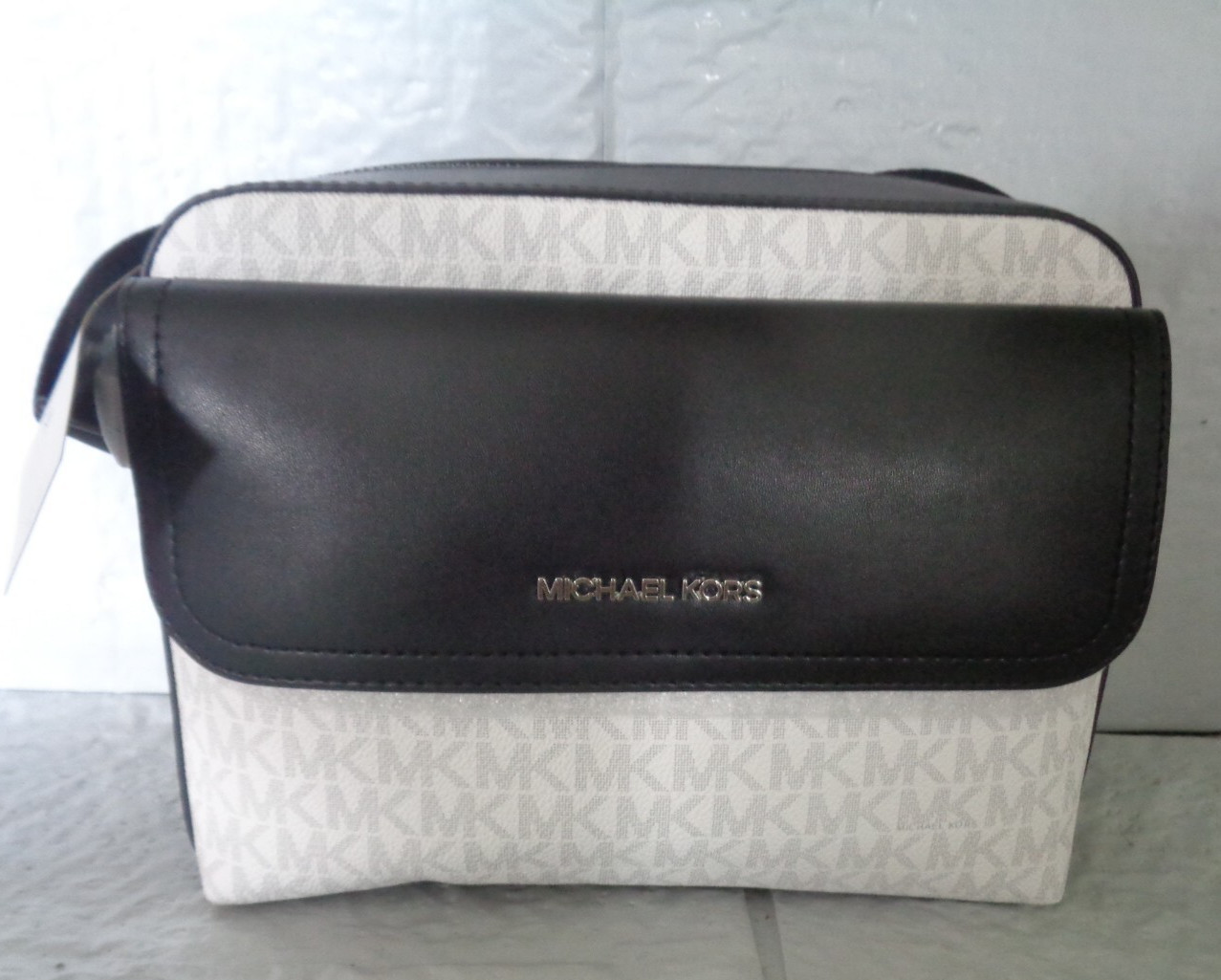 NWT Michael Kors – Cooper – Signature Logo – Flap Camera Bag / Crossbody – White