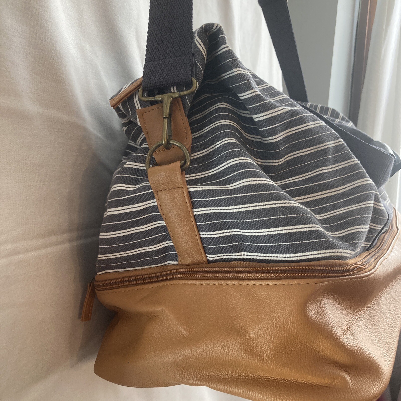 Large DSW Tote, Duffle 20″x14x10, Exceptionally Clean, Leather Compartment Below