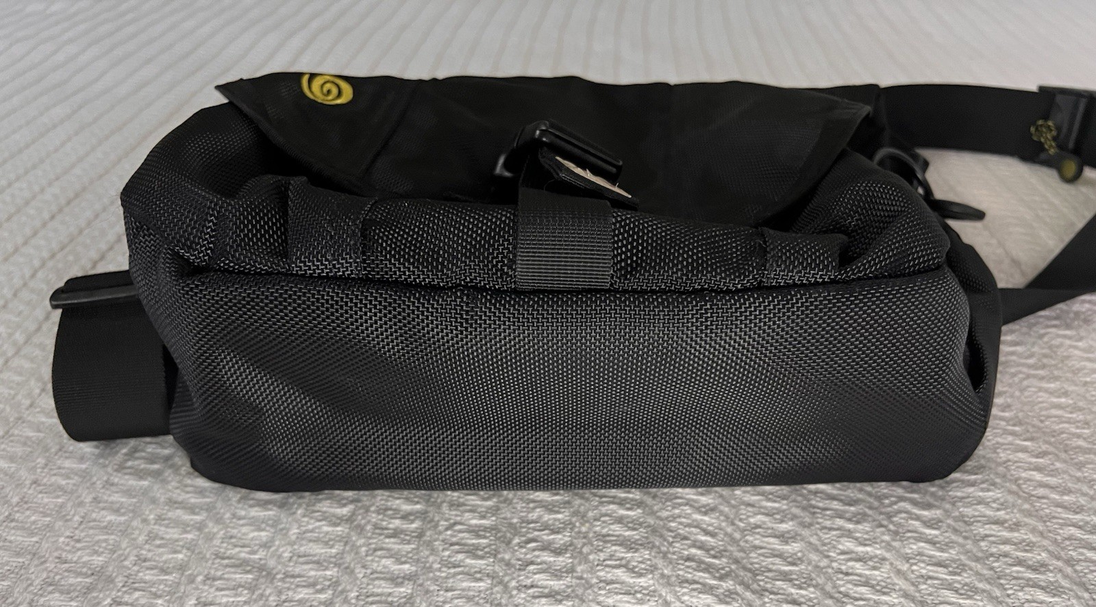 Timbuk2 Classic Messenger Bag Medium Black Gray Laptop School Work EDC Bag