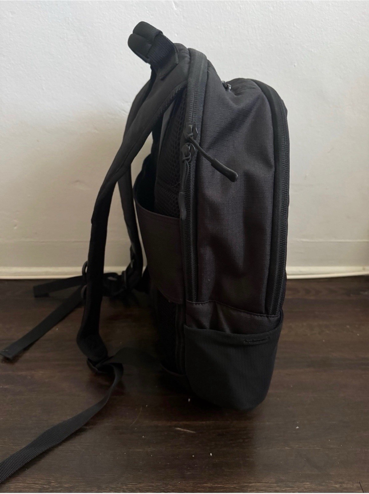 Quiksilver Black Backpack Zip Closure Padded Adjustable Straps w/ Pockets