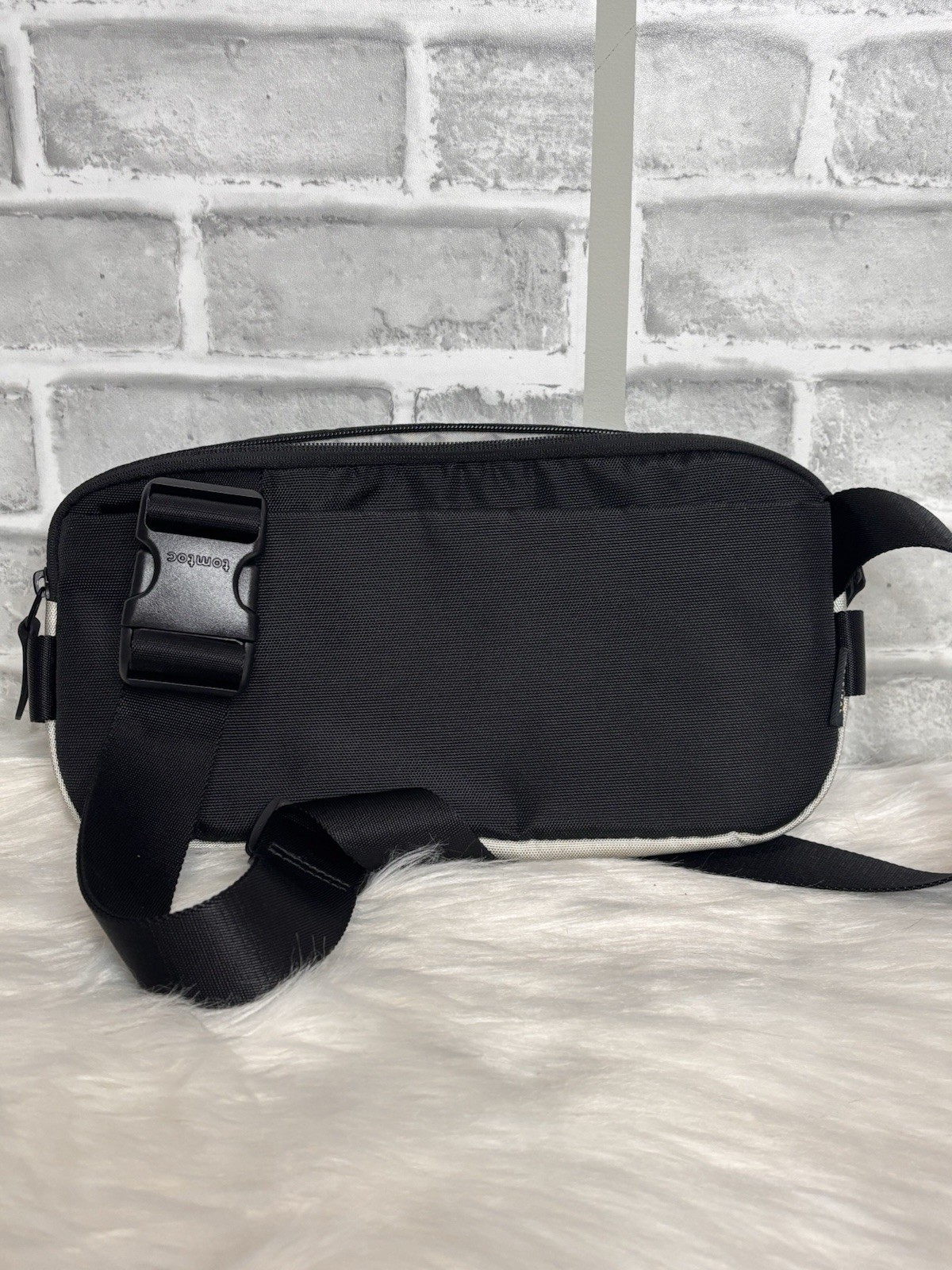 TOMTOC Explorer HO2 Sling Bag Unisex Black Taupe/Cream Crossbody