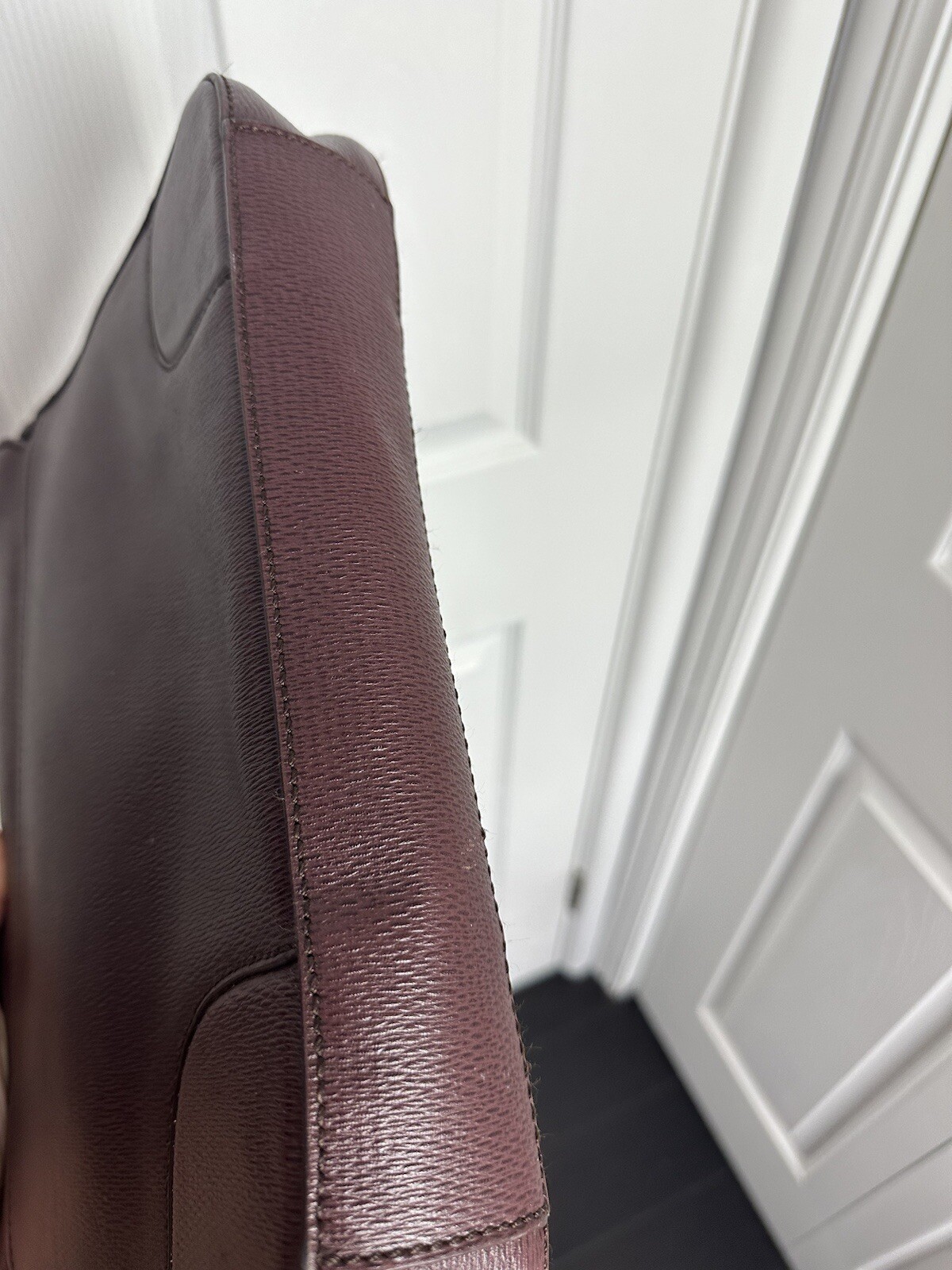 Hugo Boss Messenger Shoulder Bag Crossbody Purse Burgundy Leather Cow Skin 14 In