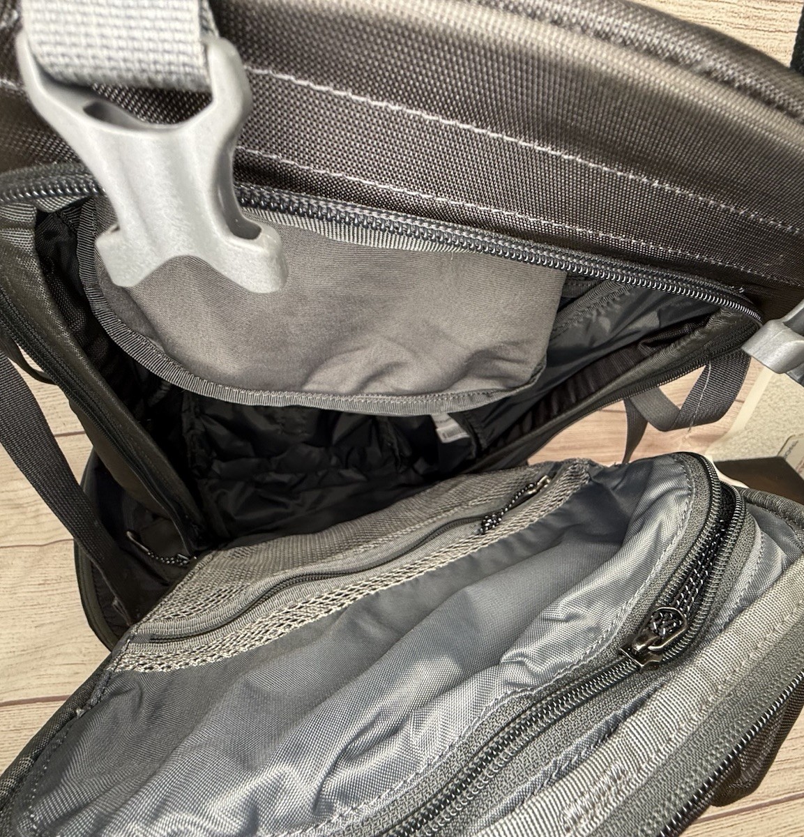 Thule Sweden Black Large Daypack Backpack Side Padded Pockets Hiking Outdoor