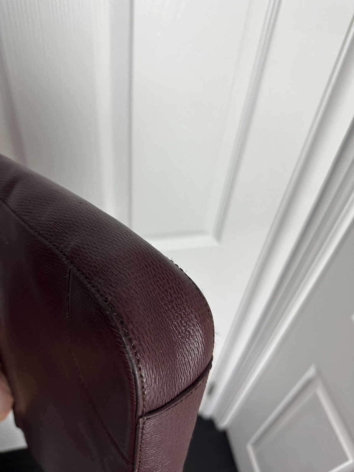 Hugo Boss Messenger Shoulder Bag Crossbody Purse Burgundy Leather Cow Skin 14 In