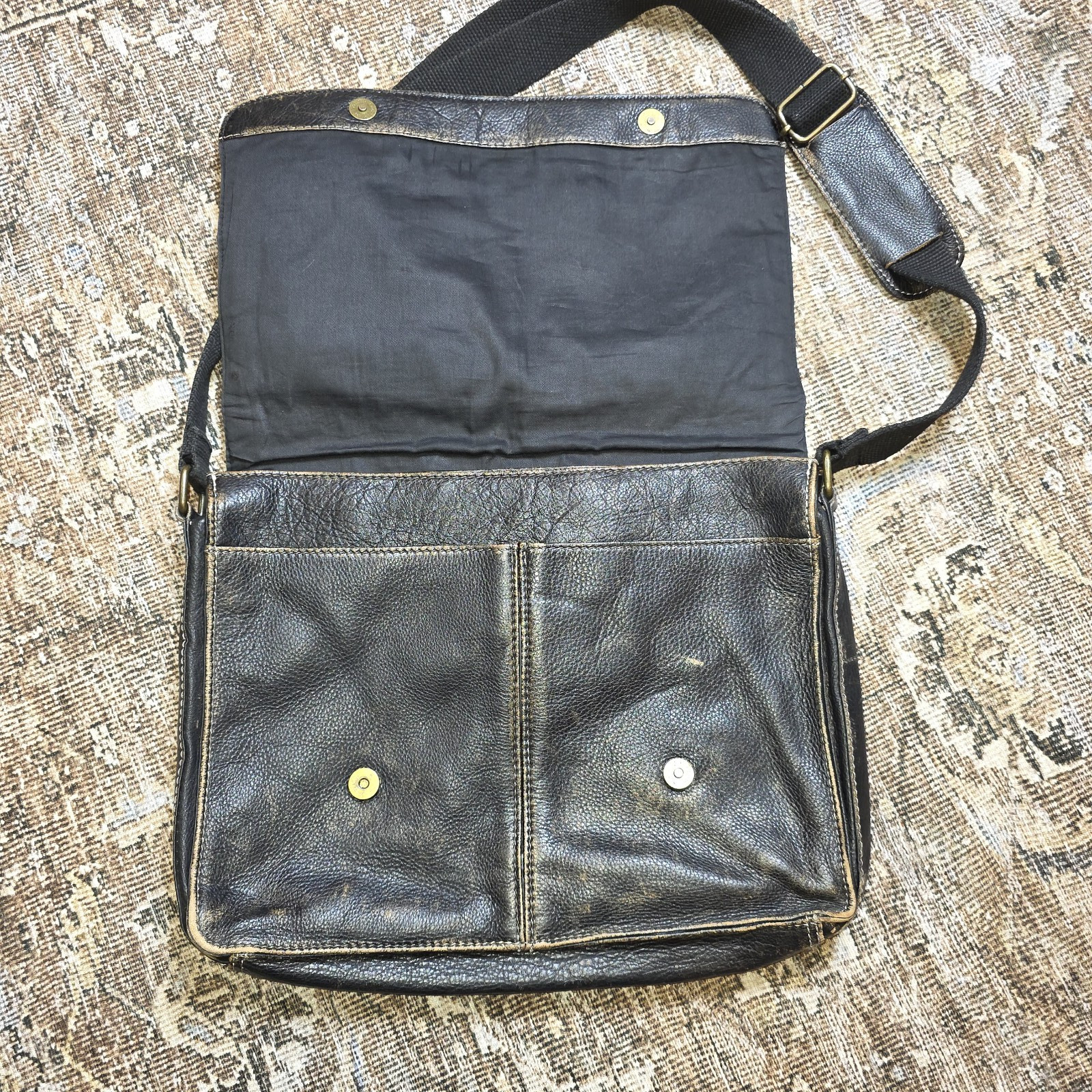 Black Rivet Distressed Leather Messenger Bag Laptop Briefcase Crossbody Strap