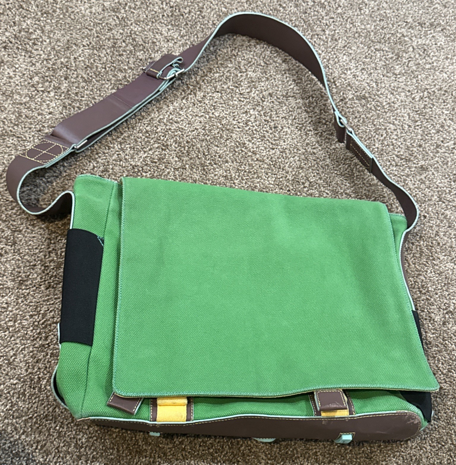 Plank Canvas Kelly Green Messenger Bag Magnet, Buckle, Zip And Snap Closure.Yoga