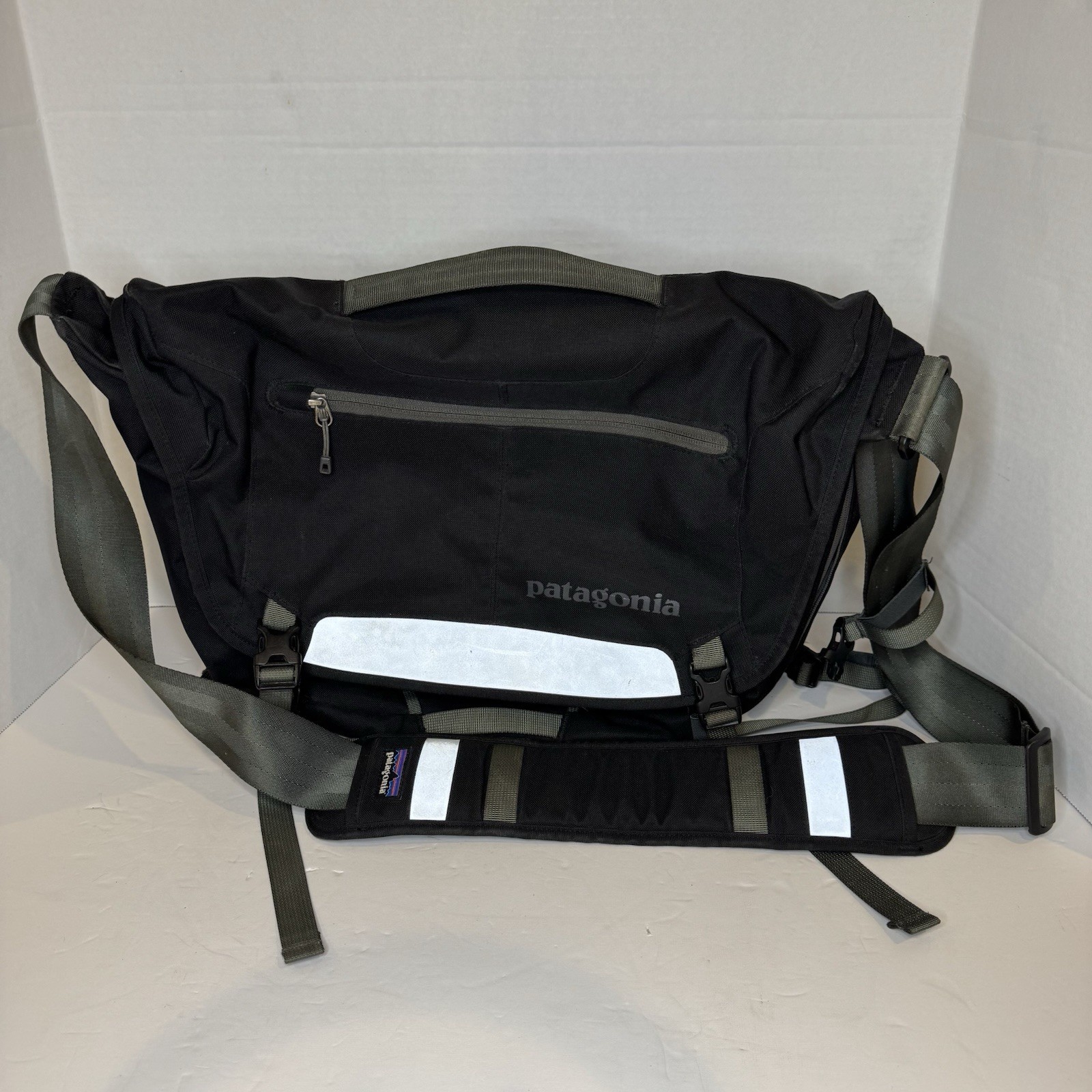 Patagonia Half Mass Messenger Bag Black Gray Laptop Crossbody Reflective Strap