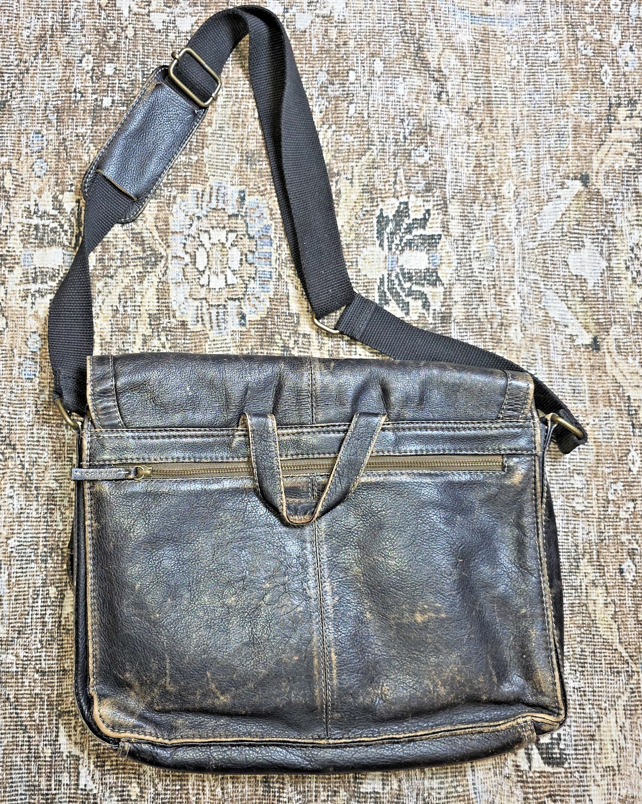 Black Rivet Distressed Leather Messenger Bag Laptop Briefcase Crossbody Strap