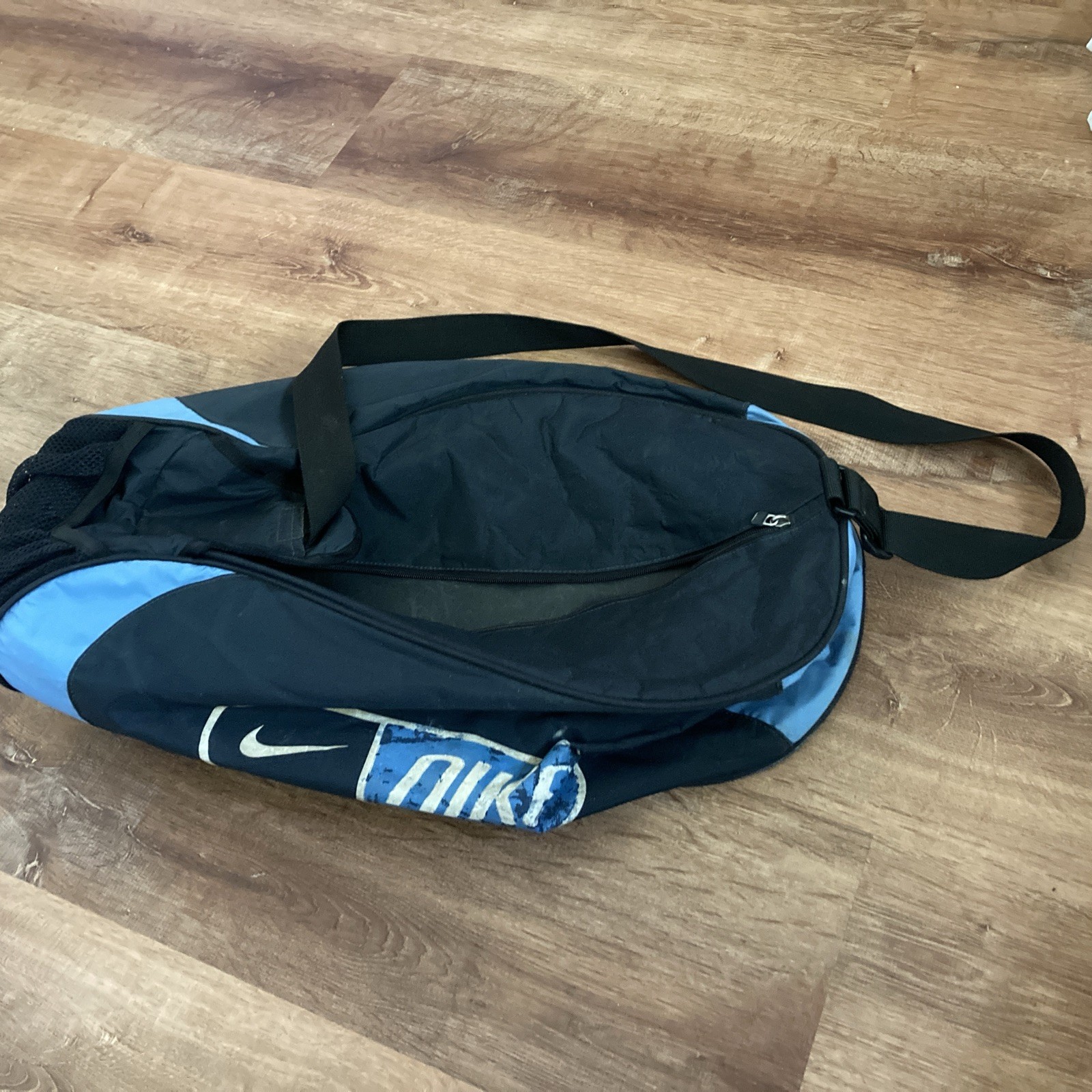 nike duffle bag medium Black And Blue Sports RN # 56323 02-07-09 EKJ 100% Nylon