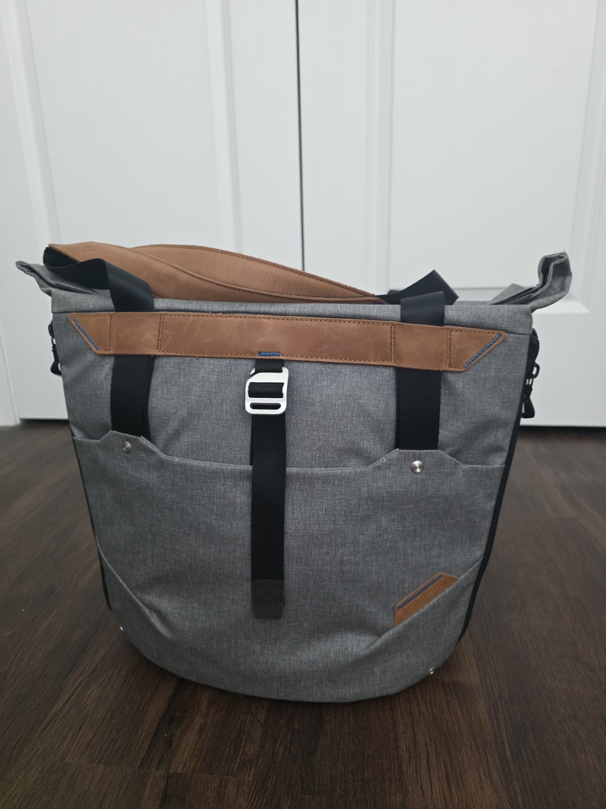 Peak Design Everyday 20L Tote Bag – Gray, Zip Closure Shoulder Strap Pockets