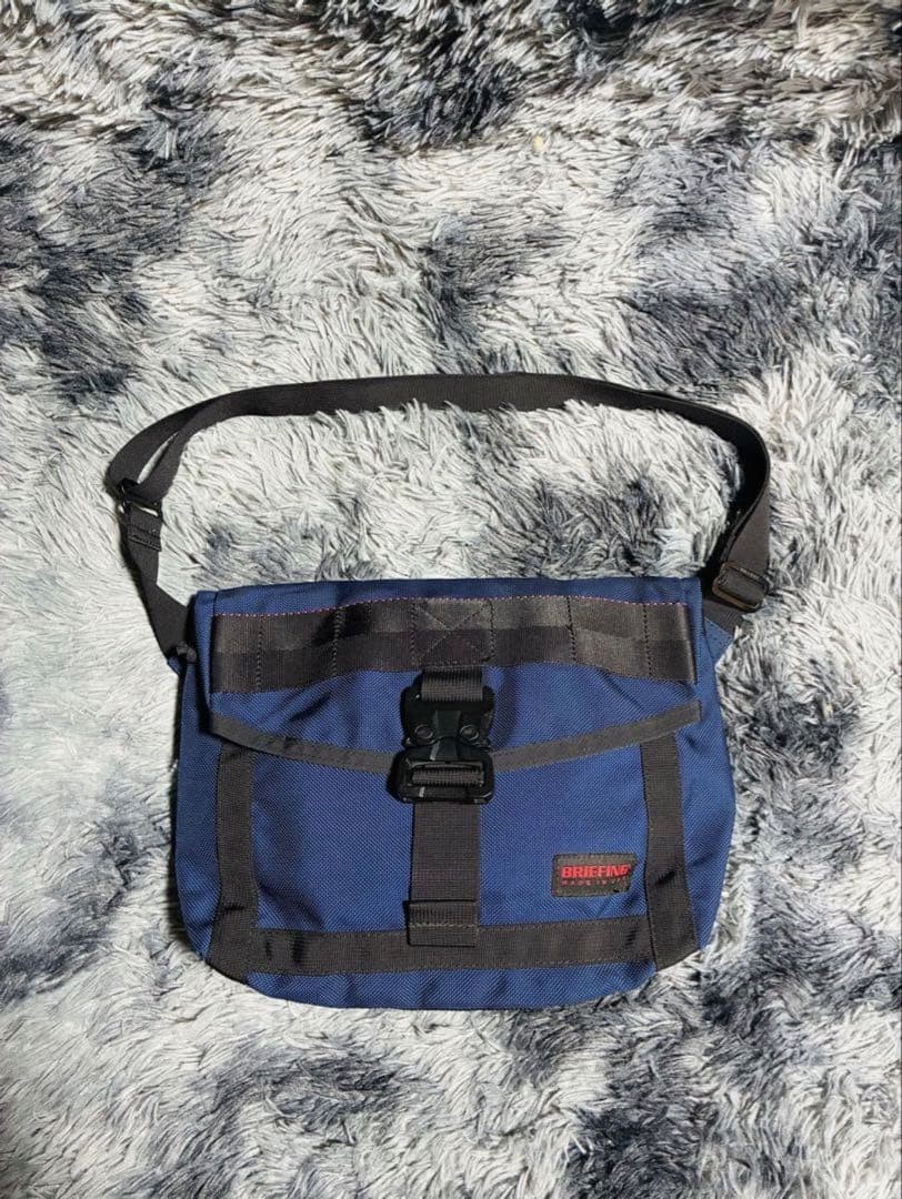 [Good product] BRIEFING Shoulder bag Navy #0957 24 cm in height 9cm depth, USED
