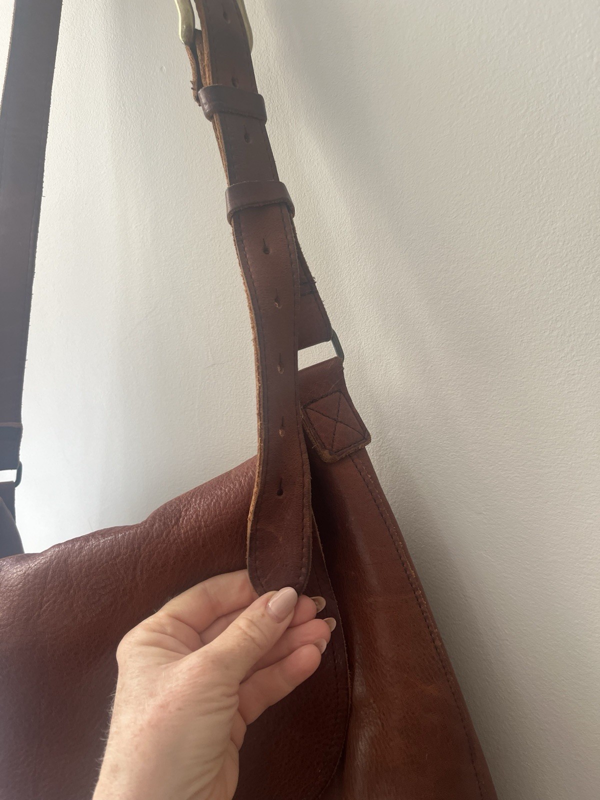 Duluth Trading Co. Saddle Brown Leather Messenger Bag Roomy