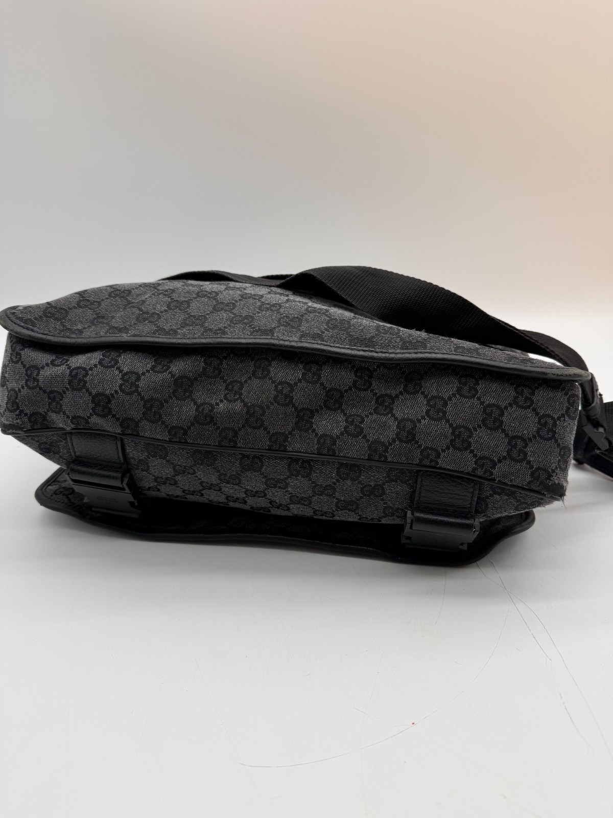 Gucci GG Supreme Monogram Black Messenger Bag Crossbody Crest Logo 282524