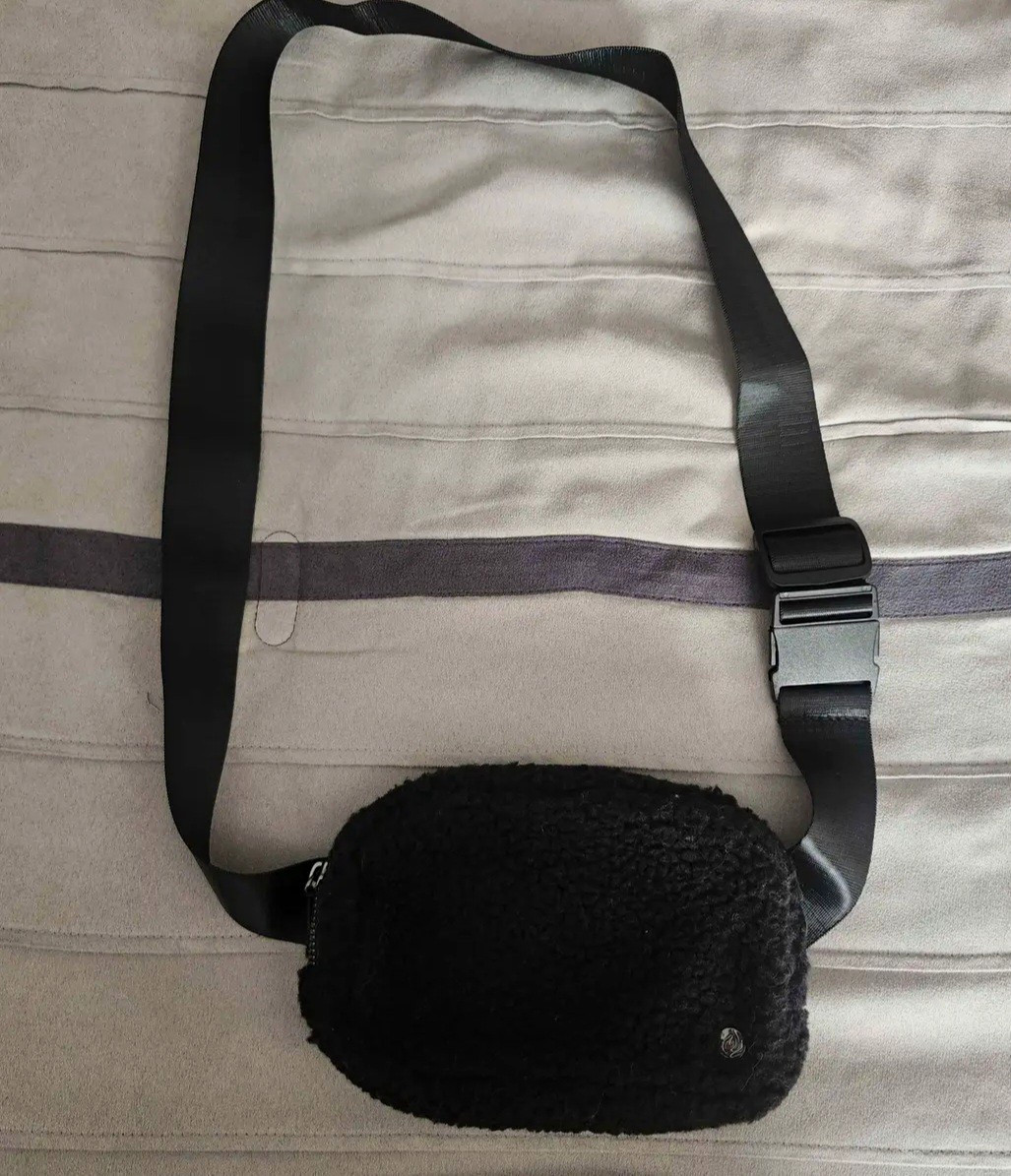 Alana Sherpa Black Crossbody Bag Zip Closure Adjustable Strap Pockets Solid