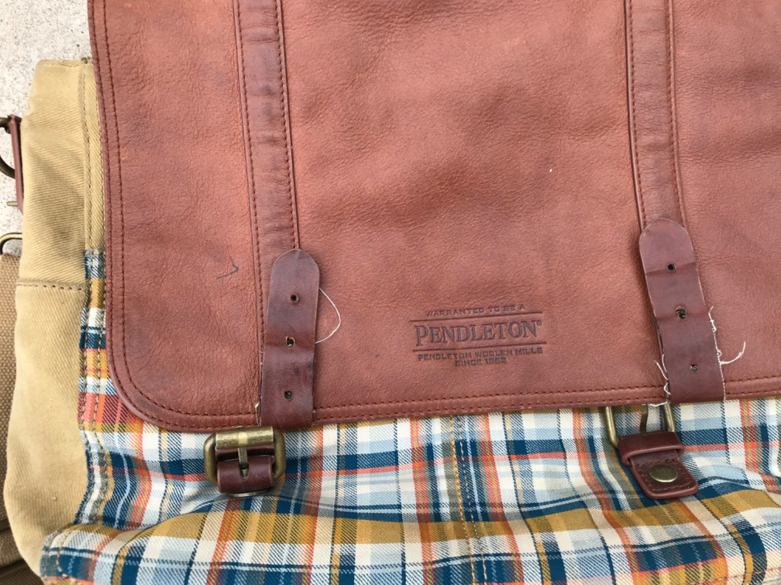 Pendleton men’s Modern Messenger Bag aprox 10″x16″ Retro Style 5″ Depth Soiled