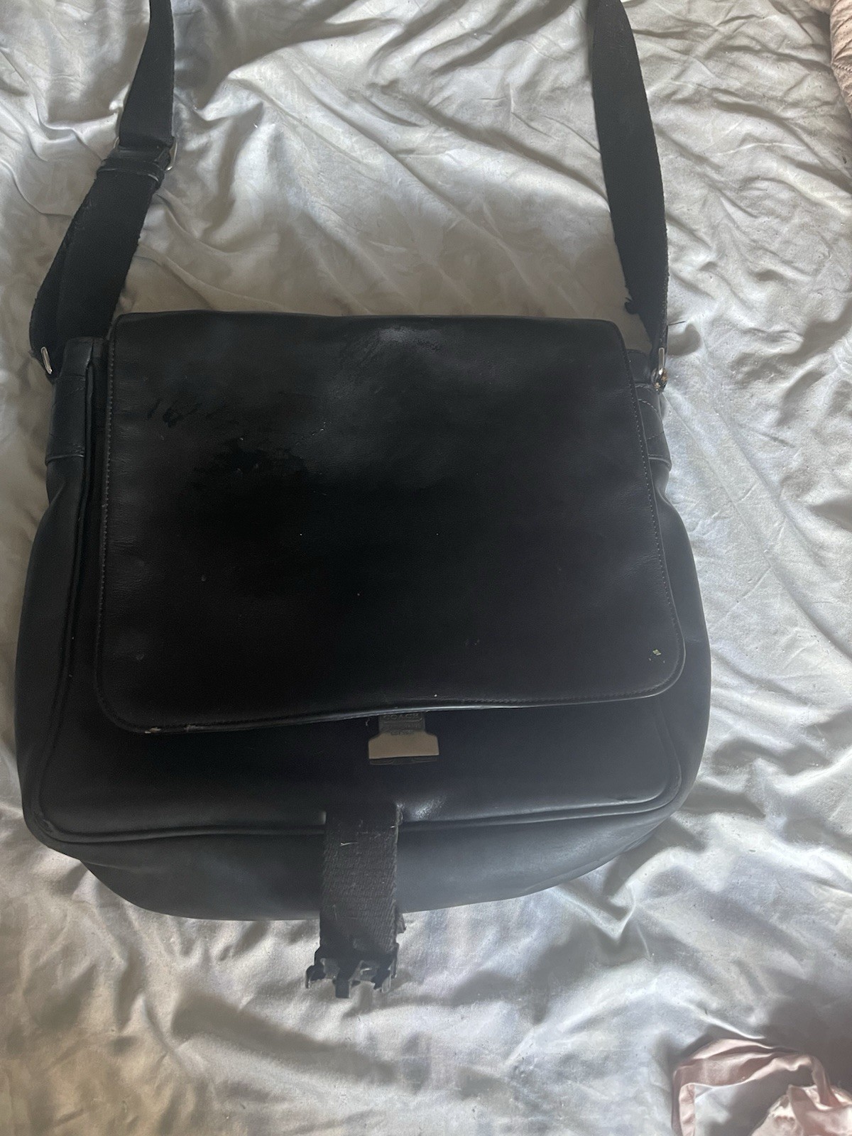 Coach Black Medium Messenger Bag Buckle Closure Adjustable Crossbody Pockets
