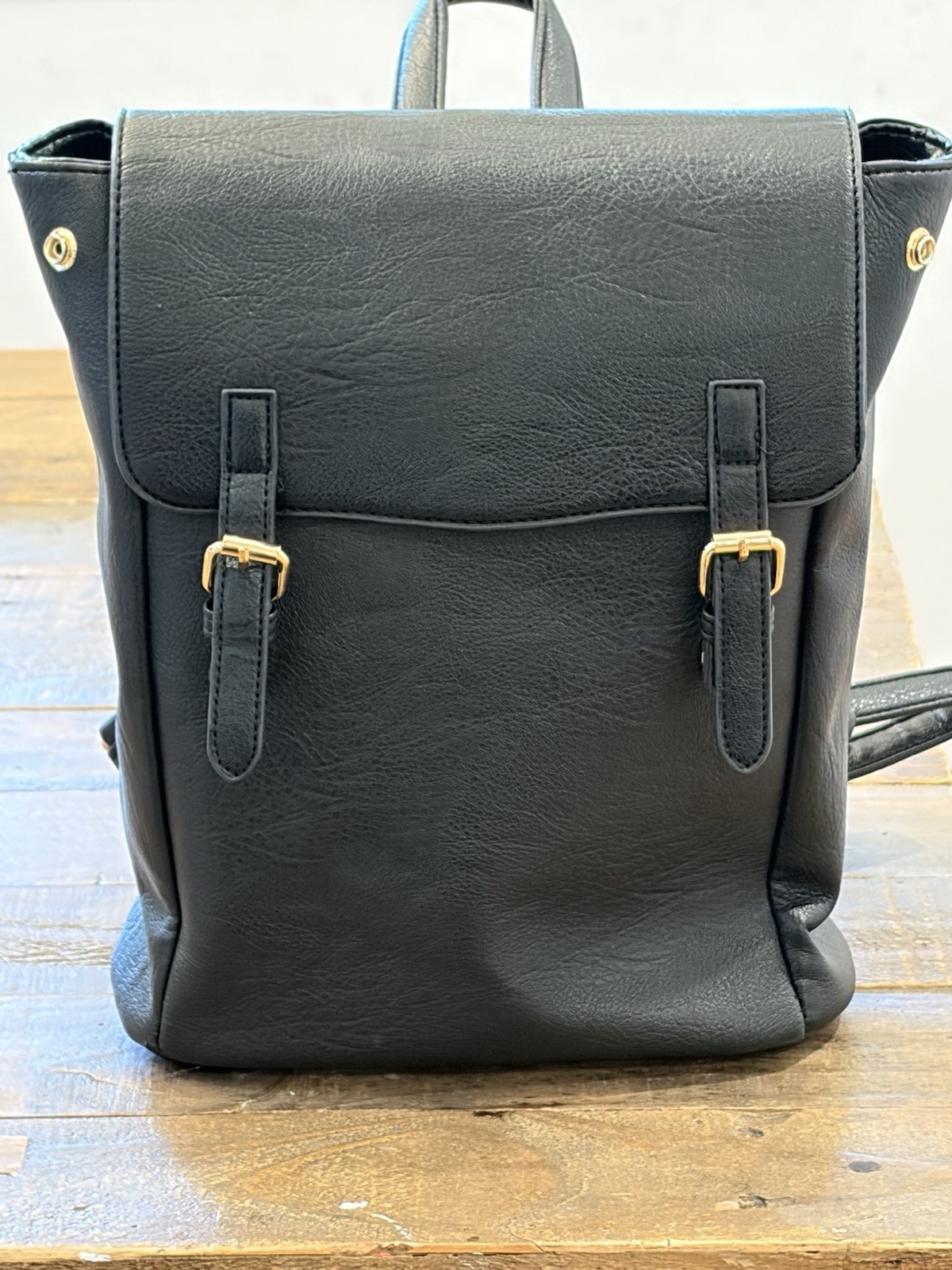Men’s Black Backpack Buckle & Magnetic Closure Adjustable Straps Outer Pockets