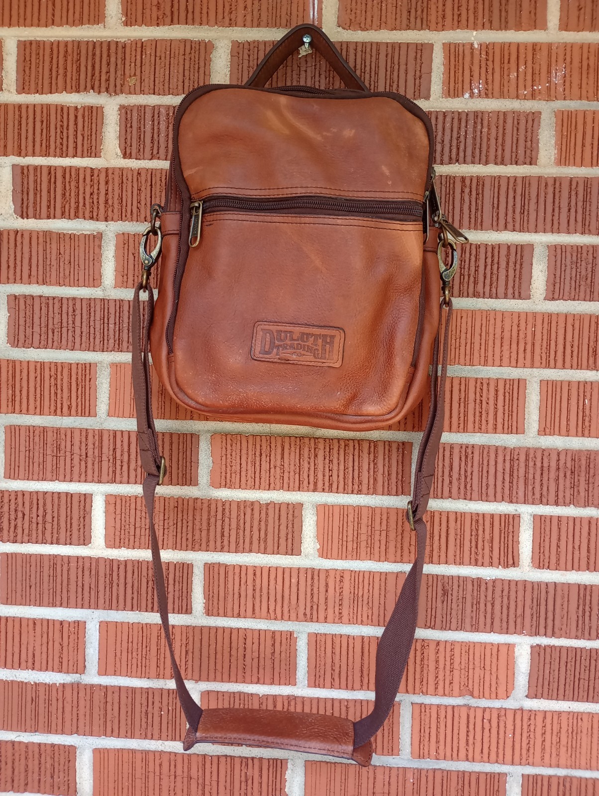 Duluth Trading Co Lifetime Leather Travel Bag Multi Zip Pocket Crossbody Brown