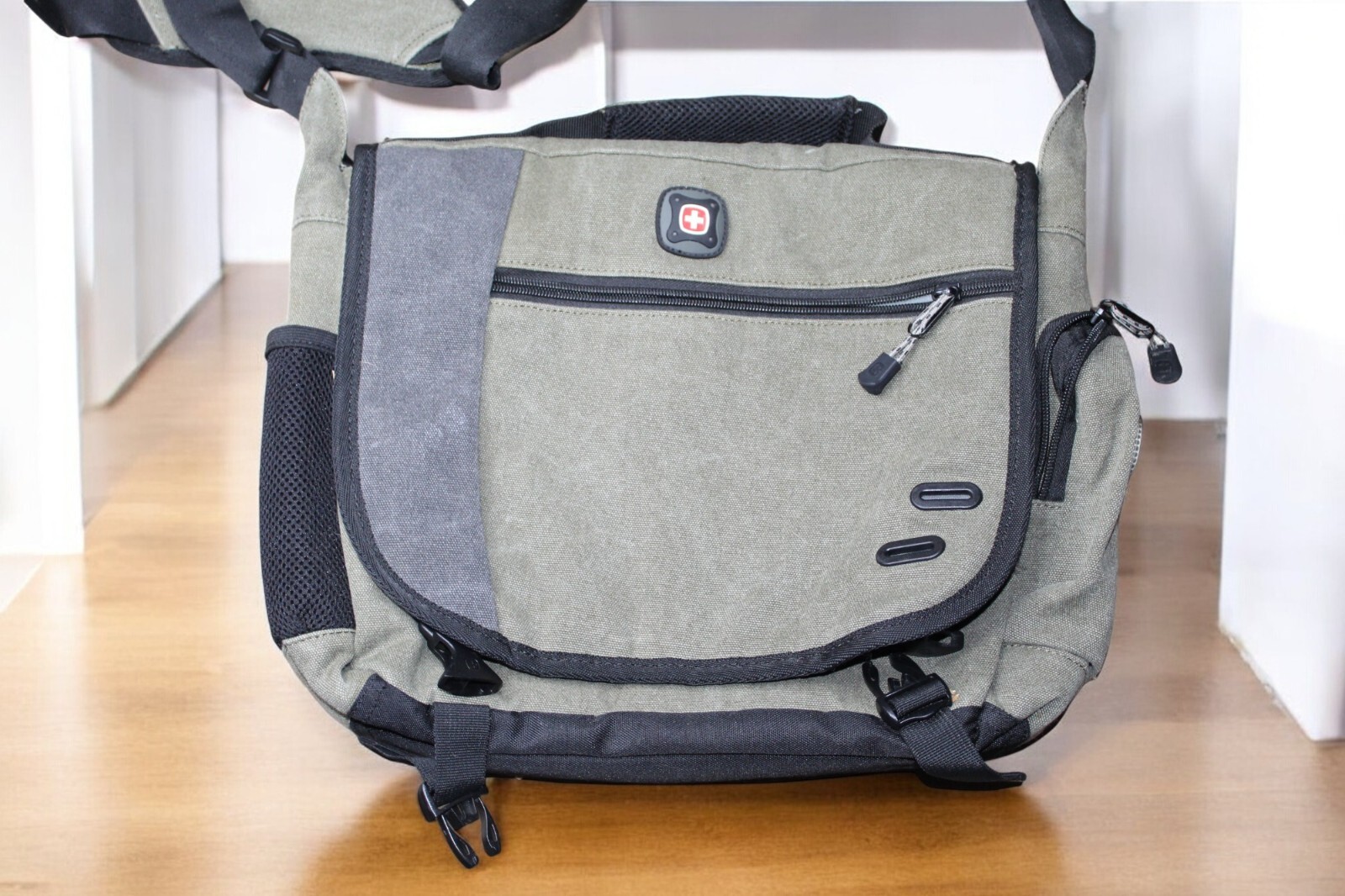 Swiss Gear Messenger BagWenger Zinc 14″ Padded Laptop Compartment Briefcase