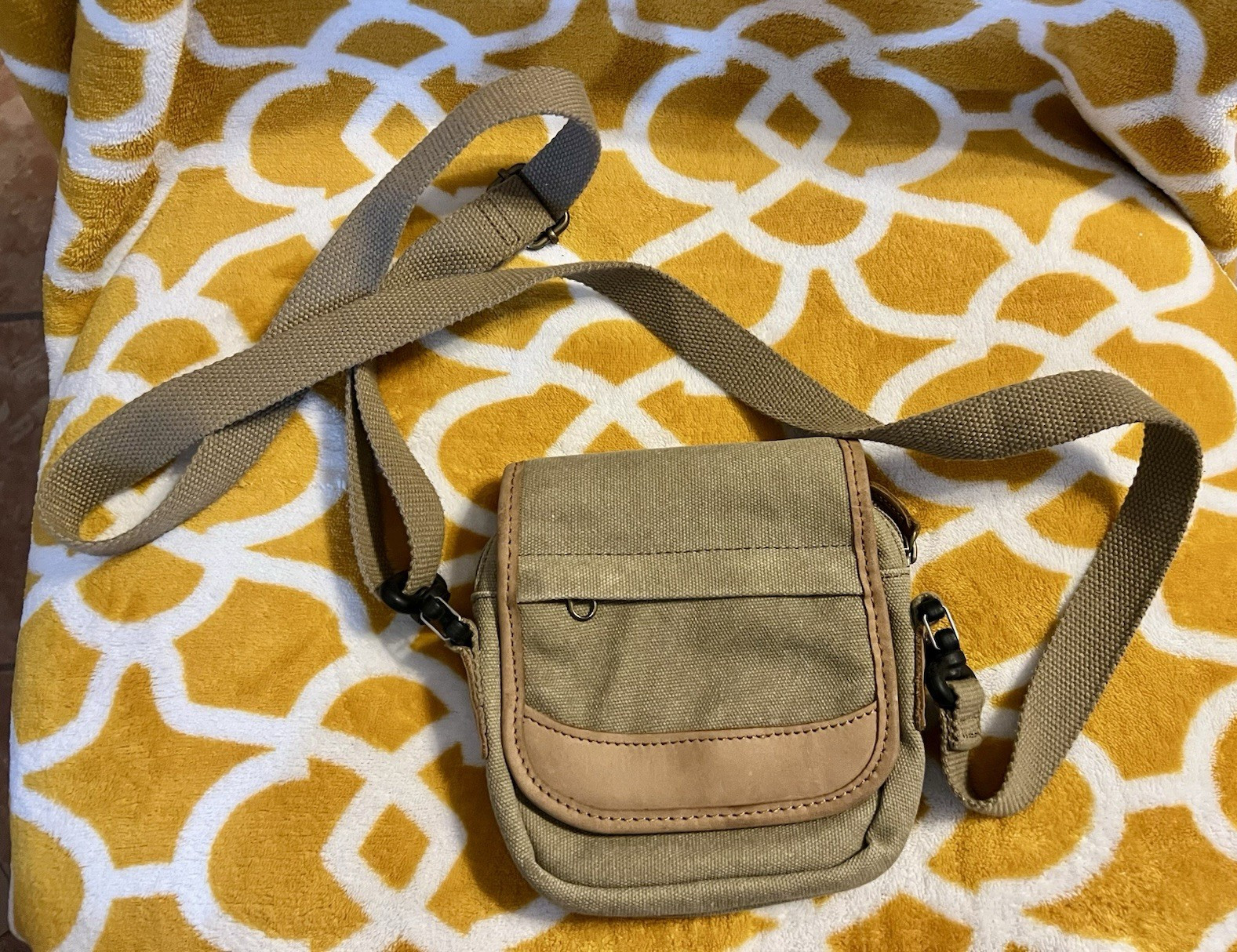Vintage L.L.Bean Beige Small Crossbody Bag Zip Snap Closure Adjustable Strap