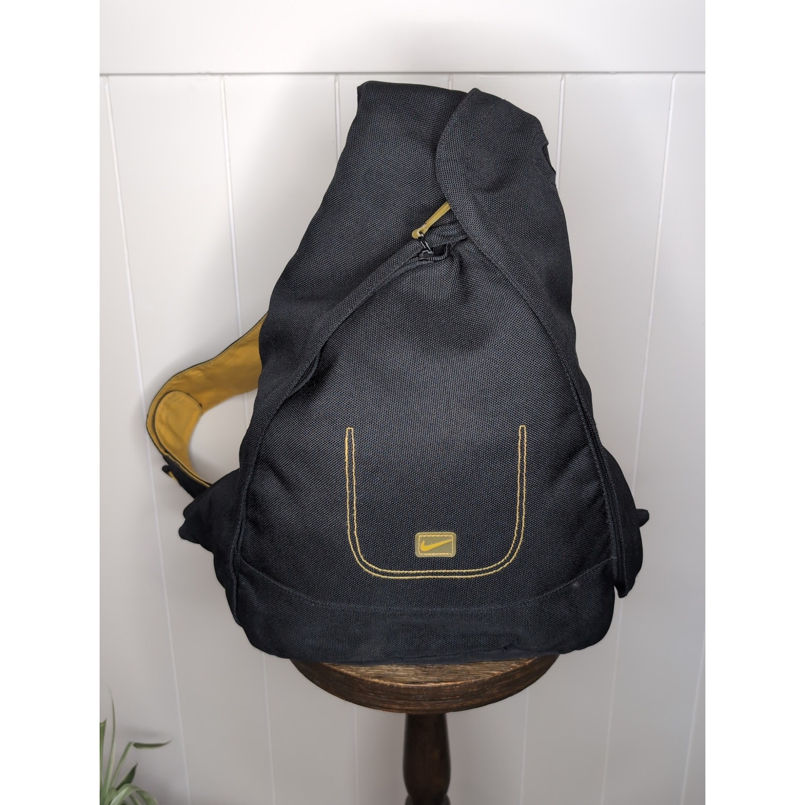 Vintage Black Y2K Nike sling bag, crossbody pack w/ hook and loop fastener Strap