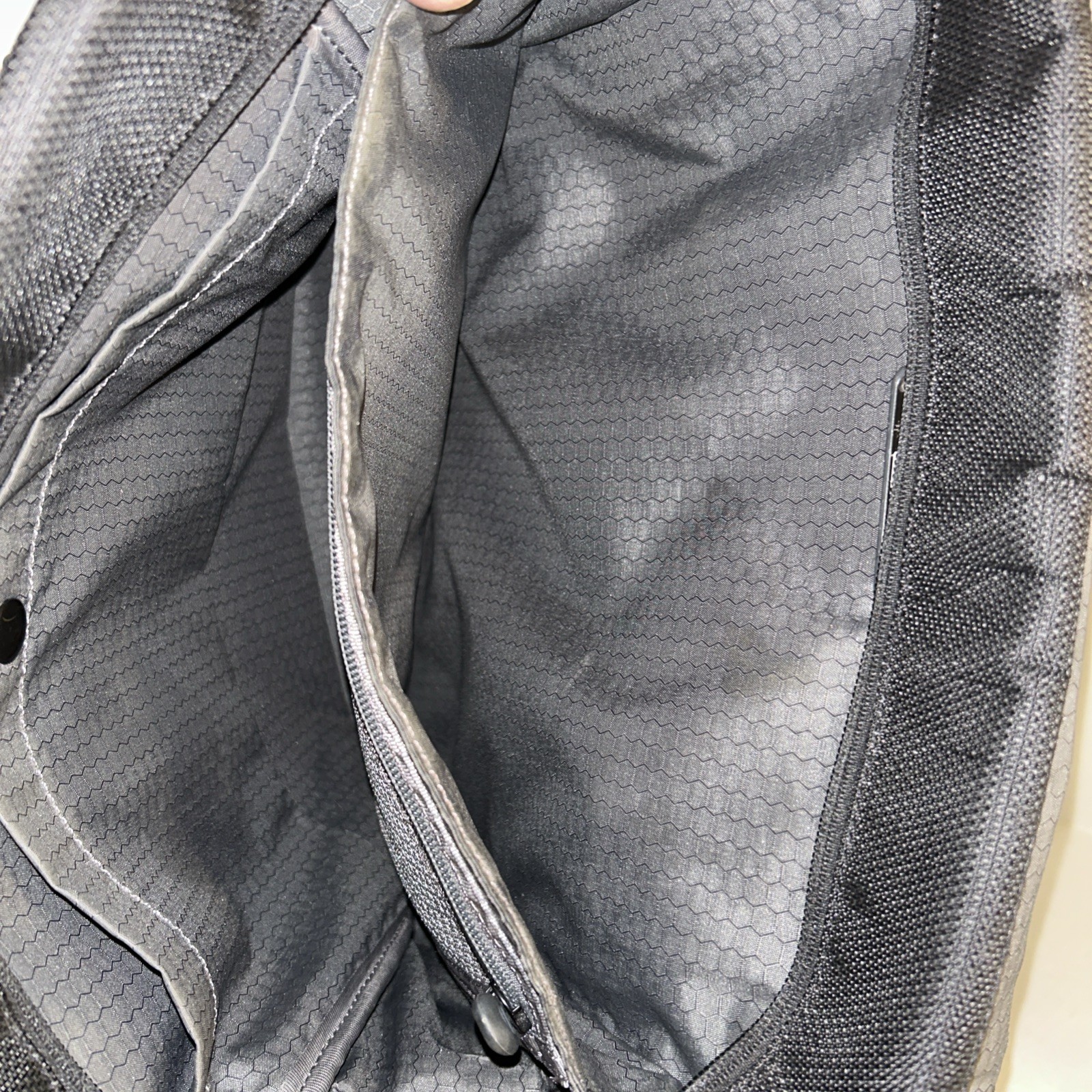 Tumi Alpha Bravo Black Ballistic Nylon Messenger Laptop Bag 589C Organizer