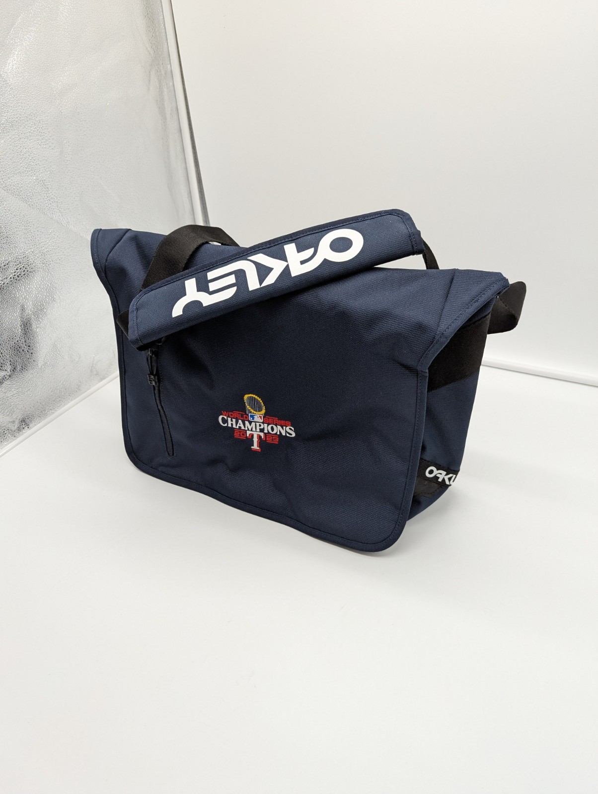 Oakley 15L Street Messenger Bag | Promo Texas Rangers 2023 World Series Champs