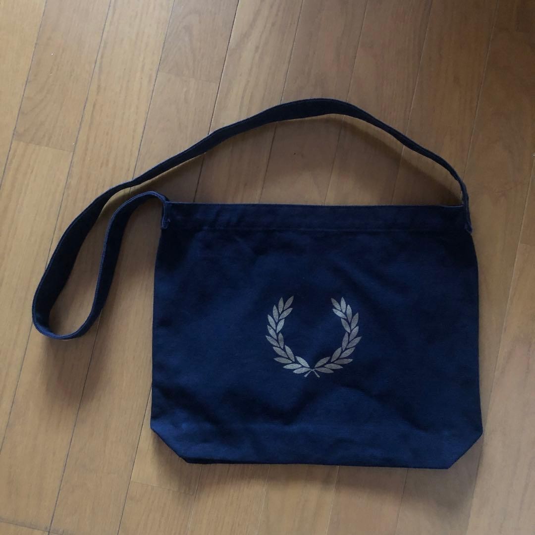 Fred Perry canvas shoulder bag navy used, 11.4 x 14.6 inches