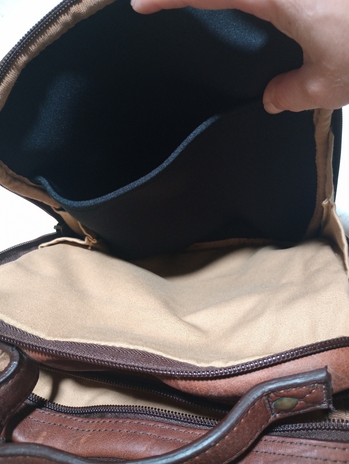 Duluth Trading Co Lifetime Leather Travel Bag Multi Zip Pocket Crossbody Brown