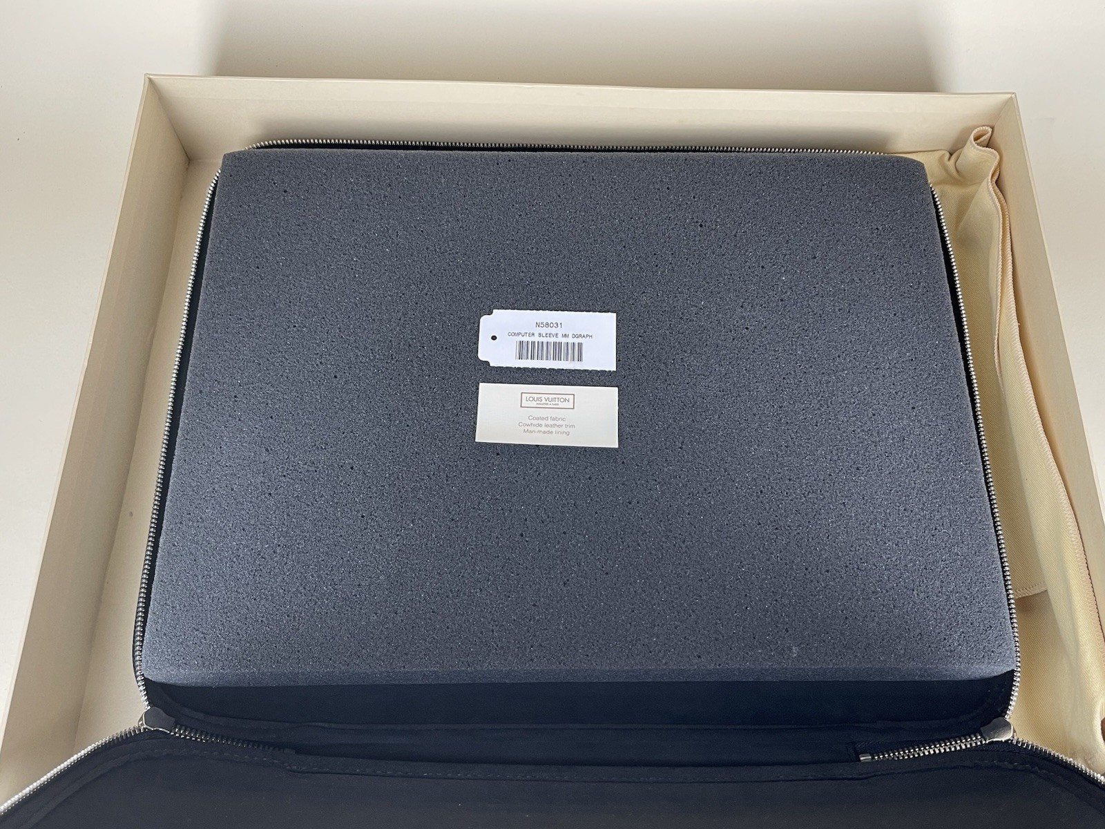 *Rare* NEW Louis Vuitton Damier Graphite Laptop Computer Sleeve MM N58031