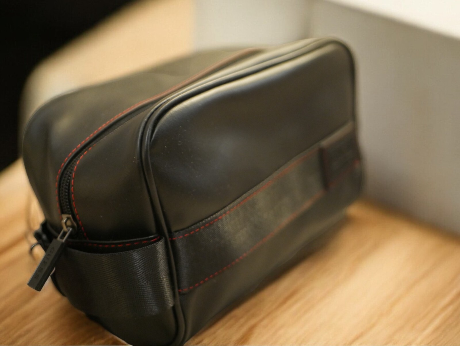 NEW MEDIUM MEN’S GUESS BLACK RED LEATHER HANDLE TOILETRY TRAVEL CASE BAG POCKET