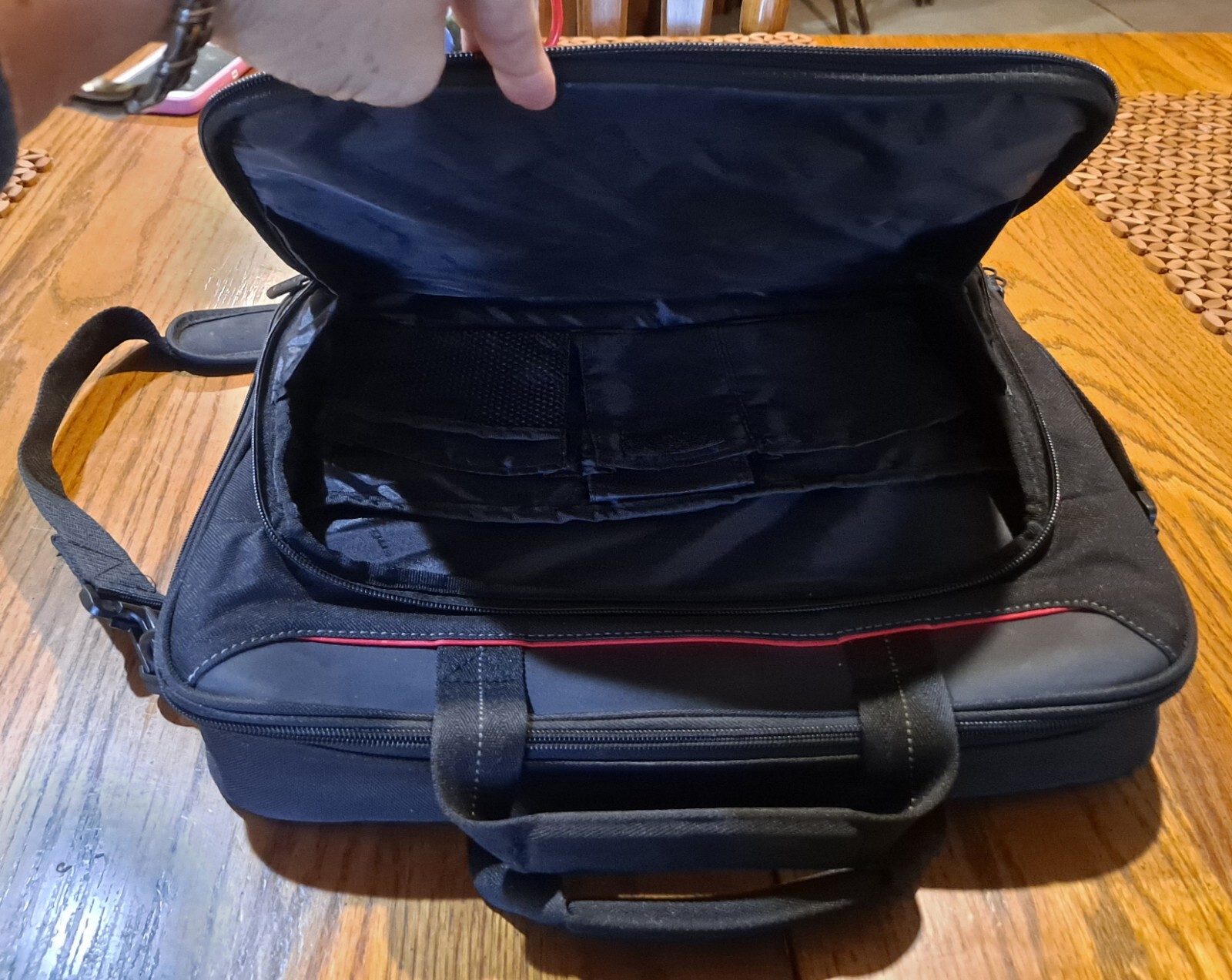 Targus Black & Red Shoulder/ Messenger Bag Laptop Carrying Case W/ Adjust. Strap
