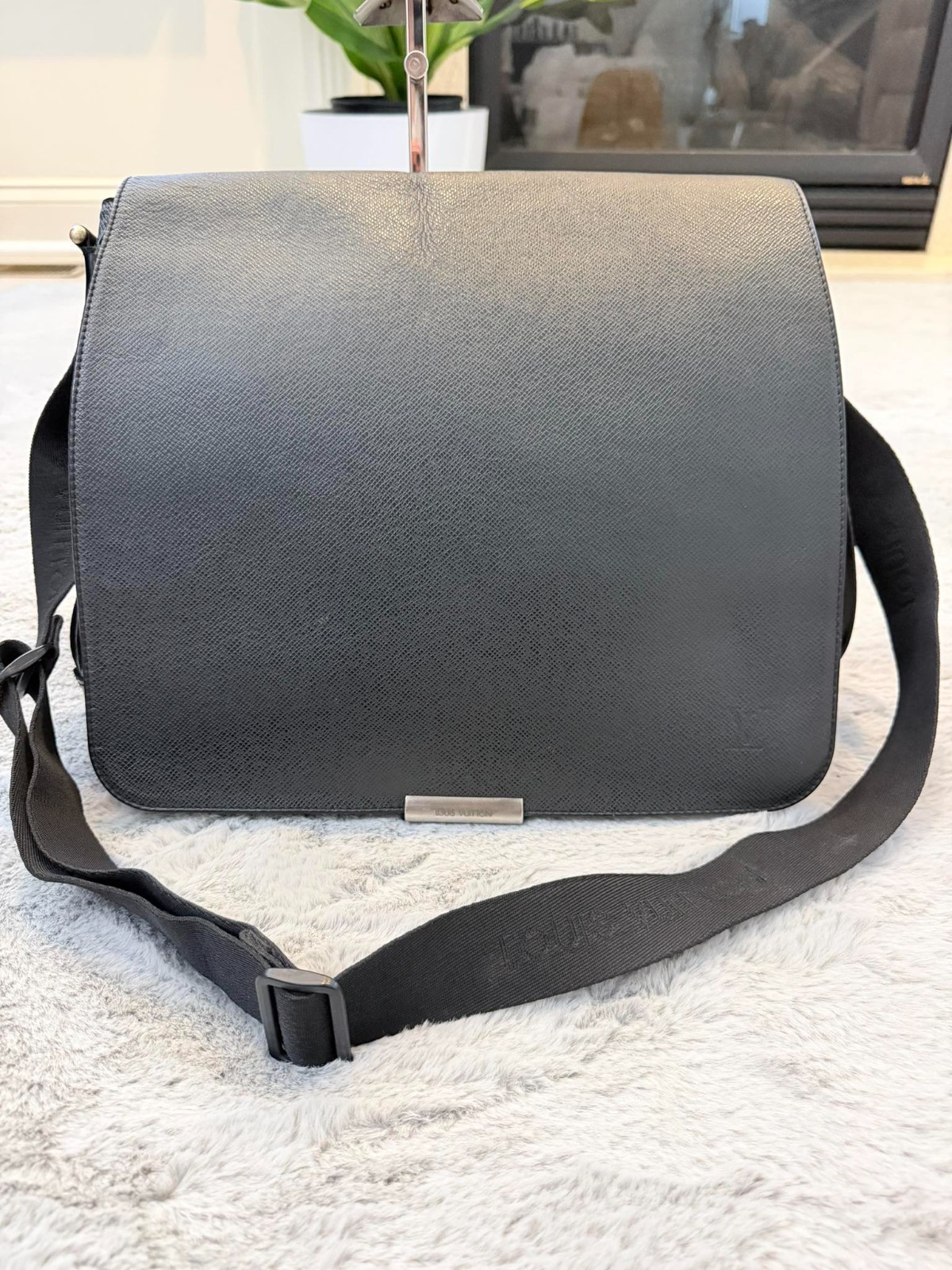 Louis Vuitton Viktor Messenger Bag Black Taiga Leather Crossbody Shoulder Bag LV